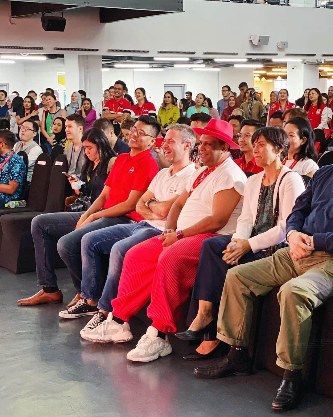 エアアジアさんのインスタグラム写真 - (エアアジアInstagram)「Soon, you’ll be able to book your flights to Madrid, London, Dubai, Istanbul, and many more at airasia.com!  Starting tomorrow, through our new strategic partner, Kiwi.com, you can now book your flights beyond AirAsia routes, operated by other airlines!  Stay tuned as we’re giving limited all-in fare return to Madrid, Spain starting at RM99! 🇪🇸 Tag your friends on the comment section below to share with them this amazing news. 😎✈️🌍 _ #AirAsia #flytheworldchampion」11月15日 19時01分 - airasiasuperapp