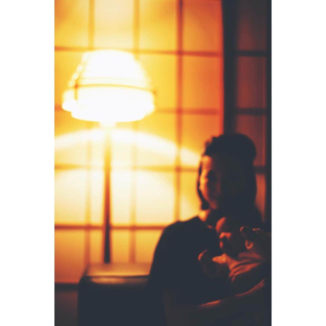 野々すみ花さんのインスタグラム写真 - (野々すみ花Instagram)「JAKOBSSON LAMP. この優しいぬくもりの中で、 夜を過ごしています。 . . 宝塚時代から応援してくださる(雨の日も風の日も楽屋からトボトボと出てくる私を根気強く待ってくださっていた「愛」としかいいようがない)方々が有志で募り、出産のお祝いにとプレゼントしてくださいました。リクエストをどうぞとのことだったので、せっかくなら、一生大切にできるものをと考えて、選ばせてもらいました。  いつまで続くかわからない人生、大切にできるものが傍にあることって、大事だなぁと最近思うようになりました。  おかげで、毎日心があたたかいです。  #jakobssonlamp」11月15日 19時01分 - osumi_sumi