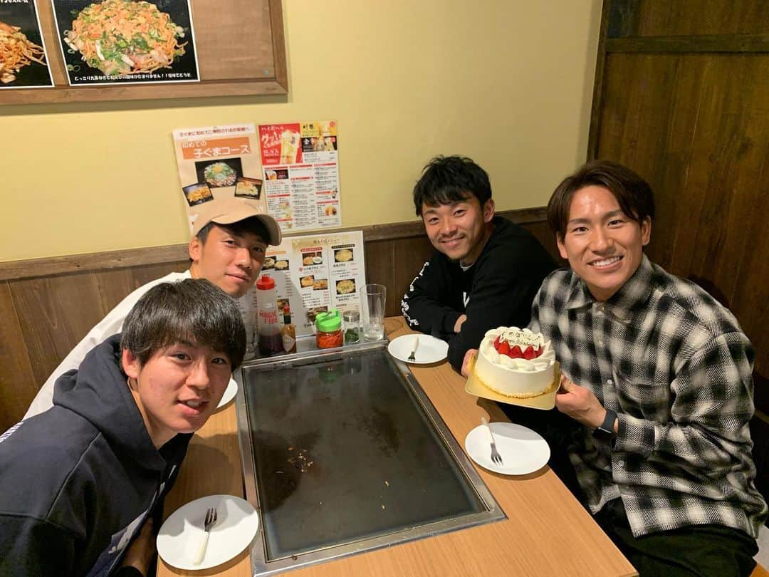 脇坂泰斗さんのインスタグラム写真 - (脇坂泰斗Instagram)「のぼりくんhappy birthday  2日遅れでのぼりくんの誕生日を祝いました🎂 プレゼントも喜んでくれましたが、強めのツッコミをするともっと喜ぶのでこれからも喜ばせたいと思います🤭  #のぼりくん #のぼりん #登里享平 #悠さんの次に顔丸いアベちゃん #帽子がゾウさんの北斗君 #ホクtea」11月15日 19時13分 - yasuto_wakizaka