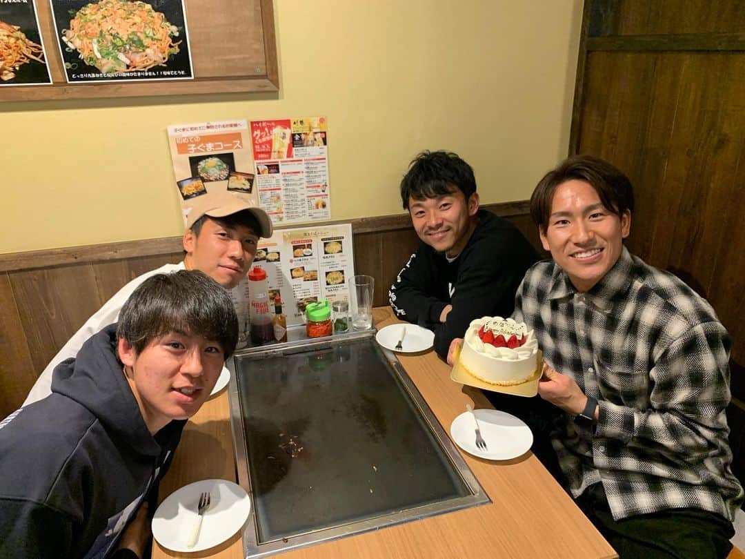 のインスタグラム：「のぼりくんhappy birthday  2日遅れでのぼりくんの誕生日を祝いました🎂 プレゼントも喜んでくれましたが、強めのツッコミをするともっと喜ぶのでこれからも喜ばせたいと思います🤭  #のぼりくん #のぼりん #登里享平 #悠さんの次に顔丸いアベちゃん #帽子がゾウさんの北斗君 #ホクtea」