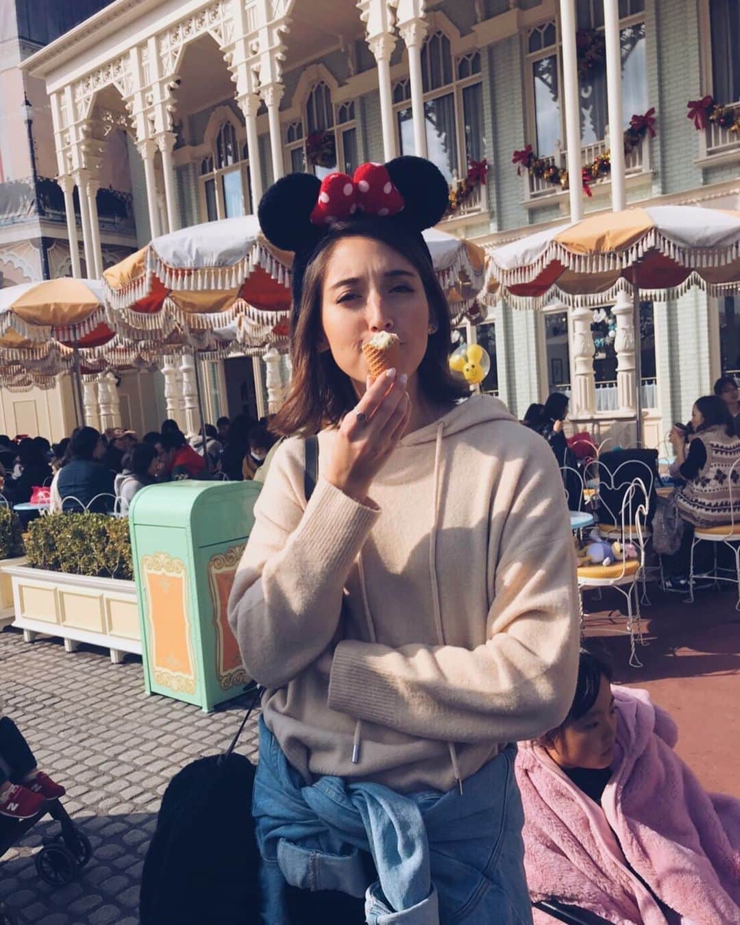 ジュディ舞衣のインスタグラム：「夢の国でアイス食べながらガン飛ばす女。」