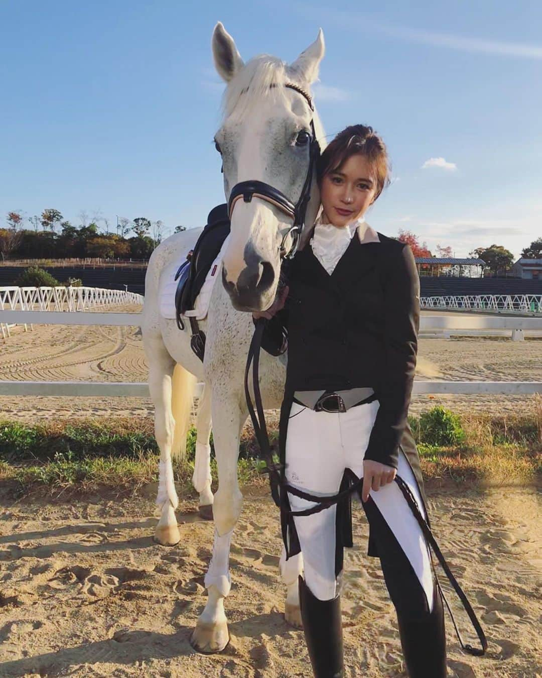 fukishaljさんのインスタグラム写真 - (fukishaljInstagram)「Photoshoot with this beautiful 🐴💕🐶 ・ ・ 趣味からスタートした乗馬。 お馬さんとお仕事一緒にできて幸せな撮影でした。 あまり行けていなかったので定期的に行き、 もっと知りたい!上達したい!なと改めて、行動しよう。  動物たちと撮影や保護活動などについてお話する機会が増え、 みなさんのおかげだなぁと改めて感謝のきもちでいっぱい😇  環境や動物やその他生きていく上で まだまだ知らない事なども多いし 何に対しても知ること　経験　をどんどん増やしていく　。  引退馬などを殺処分から救うクラブに毎月寄付をしたり(大きな額ではないですが。) 動物愛玩検定の資格を取り知識を増やしたりしているのですが、 お馬さんの良さ　や　保護犬猫の良さなども 私のSNSを通して知って頂けたり 身近な寄付やお手伝いなどを はじめるきっかけになって 自分の新たな一歩で自信などに繋がれば良いなとおもいます😌🙏🏻 ・ ・ 寒くなってきたので体調にはお気をつけください。　#自分メモ📝」11月15日 19時07分 - fukicammy_official