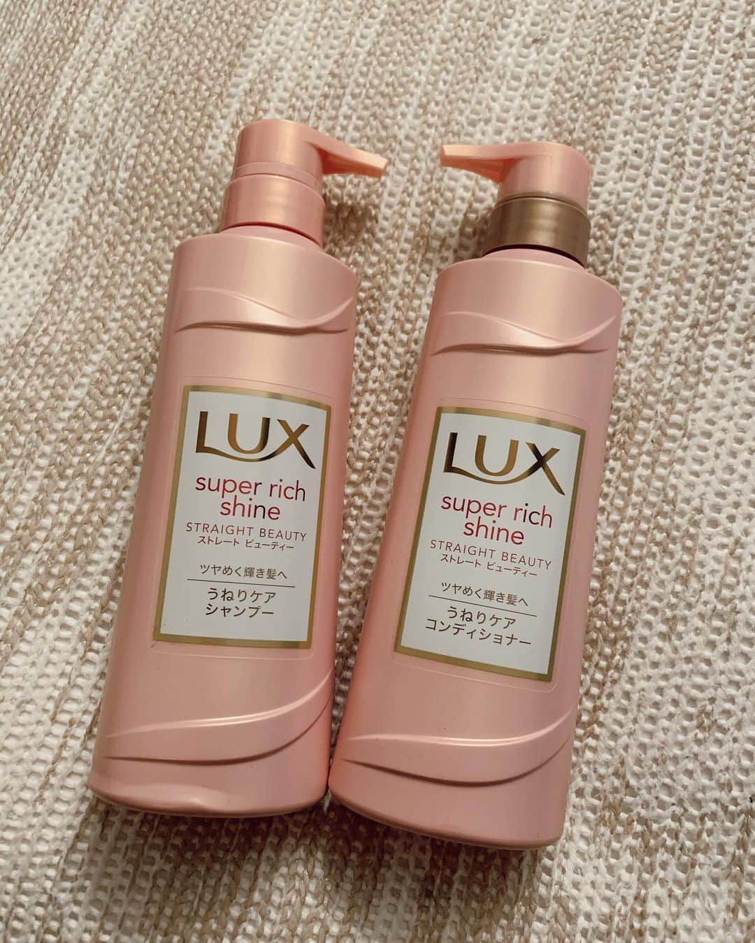 植野有砂さんのインスタグラム写真 - (植野有砂Instagram)「今月のLUXの投稿💆🏼‍♀️💕撮影とかがない時は基本ストレートヘアな私ですが、今回はLUXのストリートケアラインを試したよ✨夜洗って寝ると、朝髪が柔らかいしいつもより寝癖がつきづらい感じがした！！ハイダメージな私でも、洗い上がりもツルツルだよ👍🏻みんなも自分に合うシリーズ見つけてみてね🦋 #ラックス #30周年#ラックスガール#私の輝き方は私が選ぶ#スーパーリッチシャインストレートビューティー#pr」11月15日 19時08分 - alisaueno