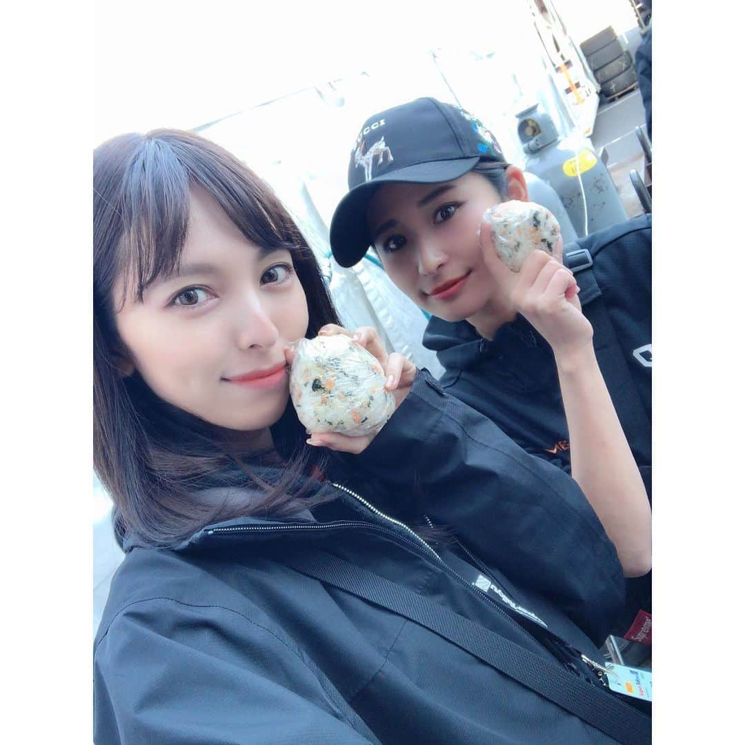 鹿野悠さんのインスタグラム写真 - (鹿野悠Instagram)「🍙🍙🍙 #OnigiriAction ↑のタグをつけてSNSに投稿すると アフリカやアジアの子供たちに 1枚につき給食が5食届きます🍙 11/20までだよ💡 . きっと食べ物に困っている子供は沢山いて、、、 この投稿を見て少しでも投稿が増えたら嬉しいです！ みんなで世界の子供たちに給食を届けよう👍✨ . ちなこちらのおにぎりは、S耐最終戦でぱん様が握ってくれました💓 . . #OnigiriAction2019  #おにぎりアクション #おにぎりアクション2019  #世界食料デー #おにぎり #米が好き #tablefortwo #おにぎりで世界を変える #チャリティー #鮭おにぎり #モタスポ #モタスポ女子 #モタスポ好きな人と繋がりたい #モータースポーツ #モータースポーツ好きな人と繋がりたい #supertaikyu #super耐久 #s耐 #ktm #ktmカーズジャパン #motorsport #motorsports #ktmxbow #ktmgt4 #selfie #岡山国際サーキット」11月15日 19時10分 - harukano1204