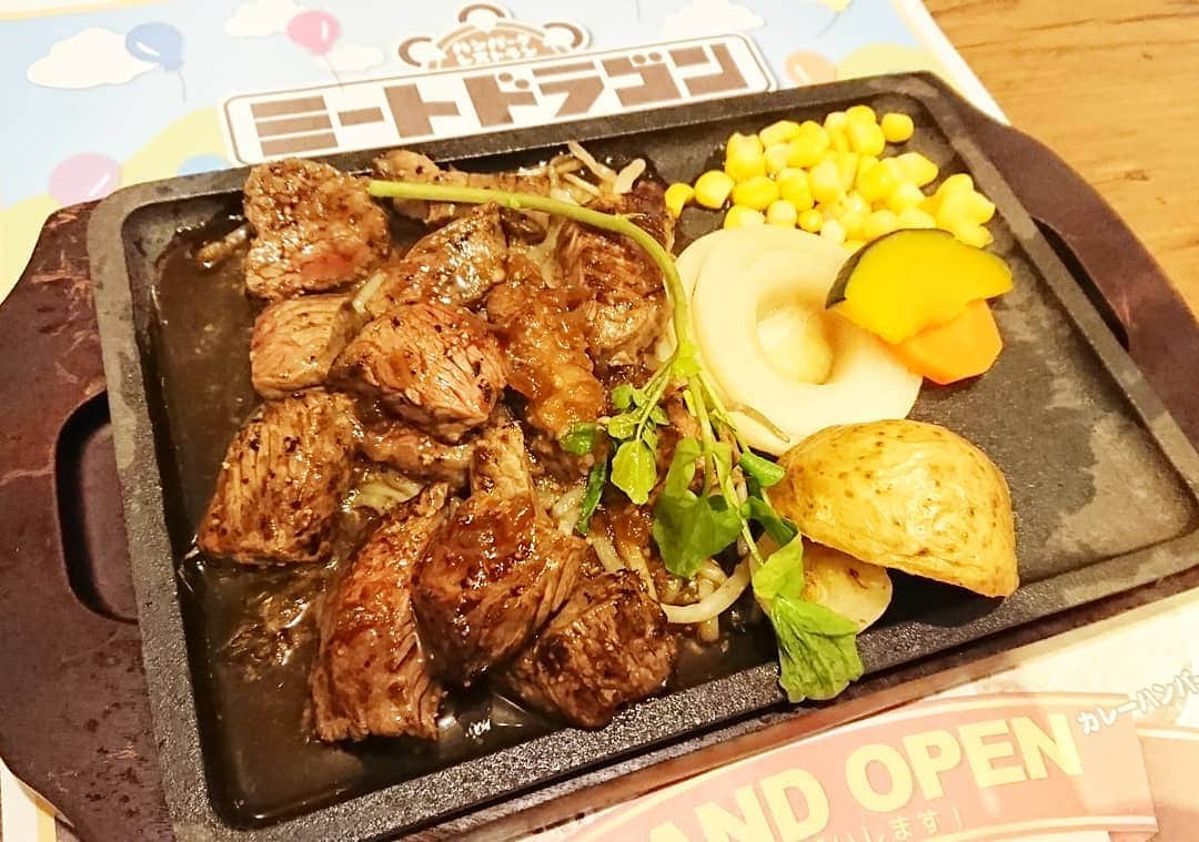 のインスタグラム：「五泉市のミートドラゴンさん。オープンおめでとうございます💐💐💐 ファミレス感覚のお肉料理レストラン✨すでに人気店✨ オープン記念のお得なランチをいただきましたよ😋  先日、旦那さんの高齢者向け健康運動教室をのぞき見しに行きました。皆さんゲラゲラ笑いながら身体を動かしていて、私もつられて笑いっぱなしでした🤣  #新潟県 #五泉市 #ミートドラゴン #新店情報 #ステーキ #ハンバーグ #ランチ #肉 #オープン #運動教室 #不死鳥道場 #フィットネスジム #キックボクシング #健康運動 #新潟市」