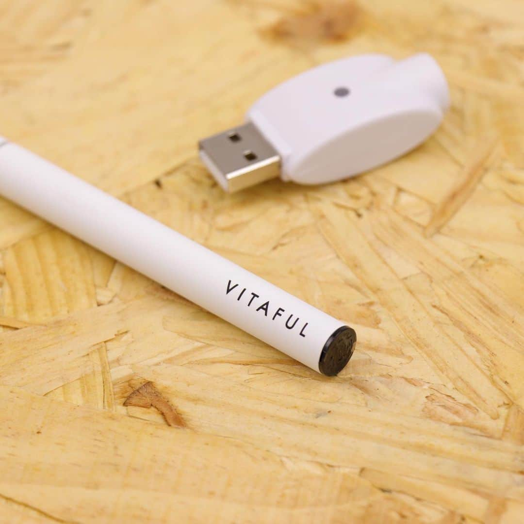 VITAFULのインスタグラム：「. USBで簡単に充電できる充電式の#VITAFUL も登場！ 味が薄くなったり、水蒸気の量が少ないと感じたら取り換えるだけで、簡単にフレーバーチェンジができます。 . 他の投稿もチェックしてみてください♪ → @vitaful_jp . . #ビタフル#ベイプ#フレーバー　#タバコじゃないよ　#vape好きと繋がりたい　#ベイプ女子　#ベイプ愛　#タバコ #たばこ #電子タバコ #ミストサプリ #モノトーン雑貨 #モノトーン好き #モノトーングッズ #ホワイトインテリア #モノトーンハウス #タバコ女子 #電子たばこ #ガジェット好き #清涼 #リラックスタイム #リラックスグッズ #リラックス効果 #充電 #充電器 #充電中 #充電式 #ホワイト化 #白系統」