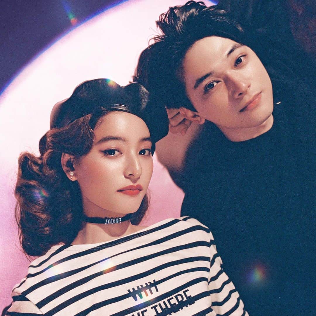 のインスタグラム：「新木優子さんと吉沢亮さんへ質問を大募集中❣️ 渋谷パルコ「ディオール ビューティ シブヤ」をデート気分で訪問。話題のニュースポットでホリデーショッピングを楽しんだり、みなさんからの質問に答える様子をInstagramライブでお届けします。読者へのスペシャルプレゼントもあるのでお見逃しなく！ ふたりに聞きたいことを、この投稿にぜひコメントして🗣✨ . ライブ 配信日時：2019年11/19（火）AM10:00〜AM11:00の間の約15分間 . #新木優子 @yuuuuukko_ #吉沢亮 #diorparfums #pr #voguegirl #質問募集 @diorparfums Photo by @takako_noel . ※インターネット回線の状況や技術的なトラブル、その他視聴者側の環境等により、映像や音声の乱れ・配信の中断が起こることがあります。配信は予告なく終了することがあります。配信が正常に視聴できない、あるいは視聴することにより何らかの損害が生じた場合においても、当社は一切責任を負いません。予めご了承ください。」