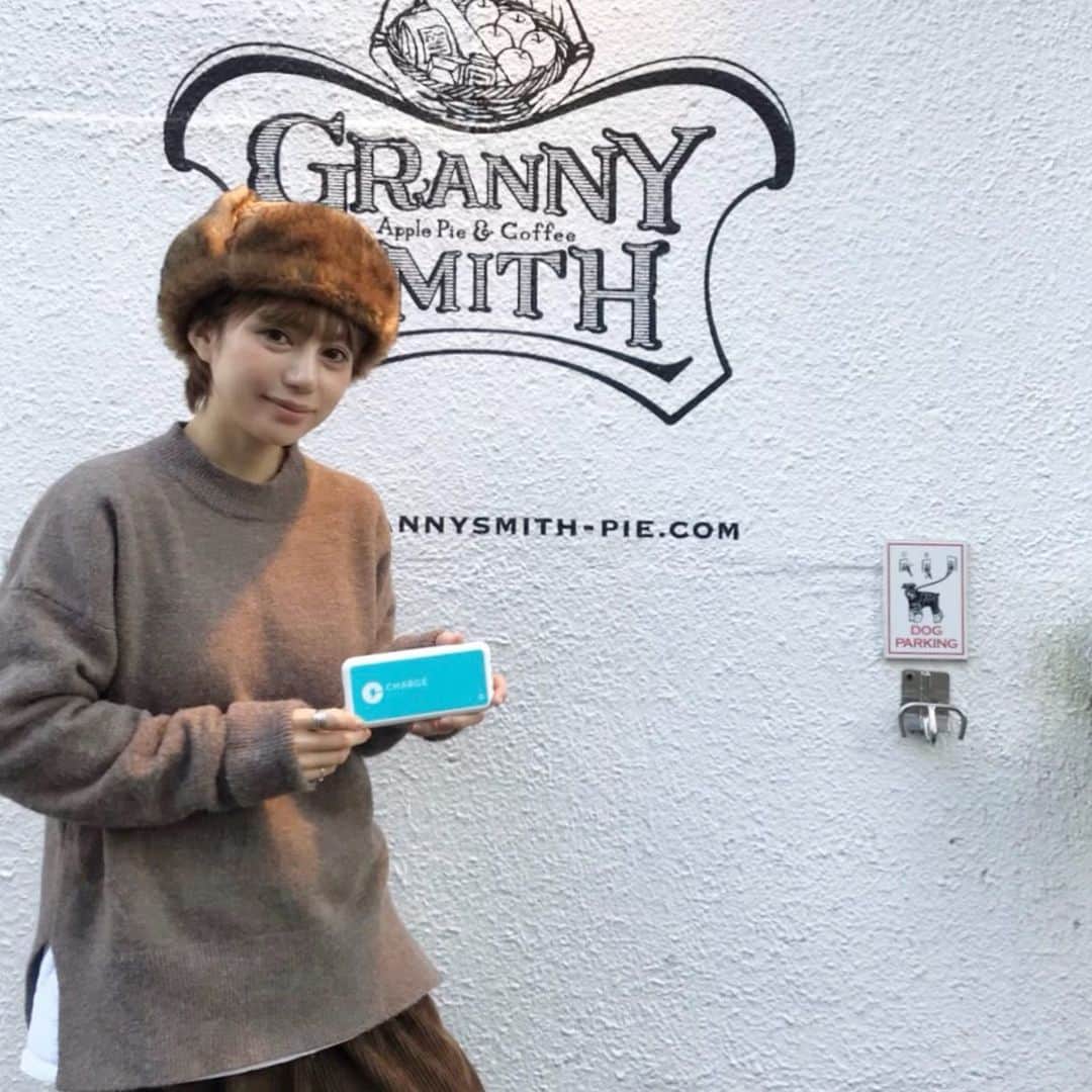 のインスタグラム：「📱📱📱 #ChargeSPOT #チャージスポット #充電ないあるある #どこでも借りれてどこでも返せる @chargespot_jp ・ ・ ・ 携帯の充電って肝心なときに なくなったりしませんか😂？？？ （待ち合わせまでに時間あったりして ついつい携帯いじっちゃったり、、、） ・ そんなときの救世主 充電器のシェアリングサービス ChargeSPOT‼️‼️ ・ アプリを登録すればどこで借りれるか すぐに見れてすごく便利👀 結構いろんなところに設置されてて いままでなんで使わなかったのかと後悔😭💭 ・ しかも返却は機械が 設置してあるところならどこでもOK✨ ↑これに1番感動👏🥺 ・ お出かけ先で借りた充電器を おうちの近くで返却なんてこともできるし これからも愛用したいサービス💛」