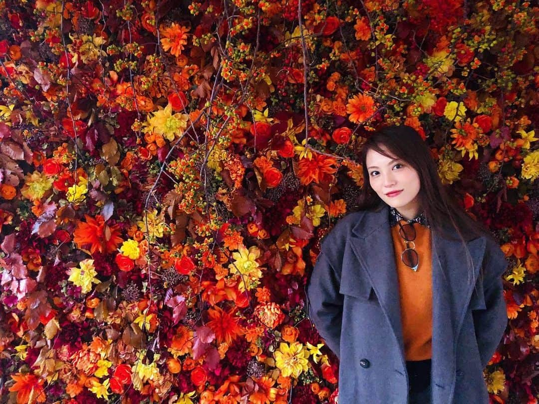 田野アサミさんのインスタグラム写真 - (田野アサミInstagram)「お花🌼。 『あの素晴らしい愛をもう一度』 この言葉も素敵だよね。 ライブ、舞台、作品、イベント、Instagramだったりと 全ての場面と時に当てはまるわ。 〝太陽の如く生きよう〟 の次に好きかもしれない☺️✨ あの素晴らしい愛をもう一度 日本語って素敵。 明日は空に舞う火の花🏵🎆 花火Fireworks🧨。 伊万里湾大花火🌼。 #田野アサミ#花壁#なんちゃって蜷川実花さん #蜷川実花　さんいつか写真撮って下さい 前髪わかれてるのも味😏👏🏻❤️笑#アサミフラワー」11月15日 19時30分 - tano_asami