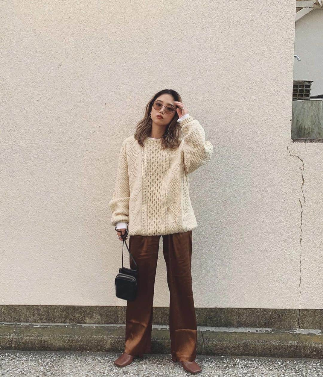 yuikoさんのインスタグラム写真 - (yuikoInstagram)「color satin pants完売していたbrown再入荷しました🐻寒くなってきてニット合わせできるの嬉♡ @flugge_official  #flugge#flugge_official」11月15日 19時24分 - _yuiko__