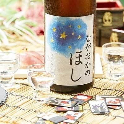 KURAND@日本酒飲み放題さんのインスタグラム写真 - (KURAND@日本酒飲み放題Instagram)「「ながおかのほし 秋酒」は、長谷川酒造の次期当主である蔵元の長女・長谷川祐子さんの想いを、味わいとラベルに紡いだ女性のための食中酒です。銘柄には「長岡を照らし、長岡と共に歩んでいく」という強い決意を込めました。  控えめな香りでお米の旨味と程よい苦味のバランスが取れています。また、口の中で転がすとナッツ系の含み香が口全体に広がります。「秋酒」は、まろやかでコクのある味わいです。  長岡の大切な夜空を描いているラベルデザインがとても綺麗です。食事を豊かにする想いや伝統を大切にしたいという長谷川さんの熱意がこの「ながおかのほし」に表現されてます。見た目、味わい両方で満点の逸品です。ぜひ、お試しください ------------------------﻿ ﻿　 KURANDでは「お酒のある暮らし」をテーマに写真をシェアしてます。﻿ ﻿　 お酒の詳細やお買い物は @kurand_info プロフィールのリンクから公式HPからどうぞ。﻿ ﻿　 #KURAND #クランド #kurandsakemarket #クランドサケマーケット #日本酒 #sake #果実酒 #焼酎 #梅酒 #新潟 #長谷川酒造 #長岡 #ながおか #長岡花火 #花火 #ながおかのほし #星 #ほし #星空 #夜空」11月15日 19時28分 - kurand_info