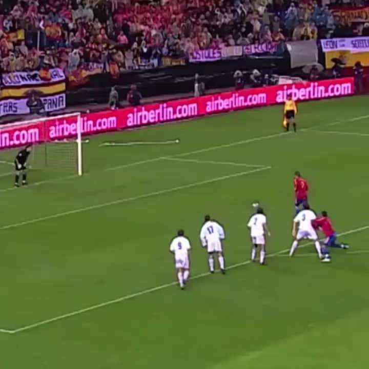フェルナンド・トーレスのインスタグラム：「En estos días con tantos recuerdos del Calderón, recupero este gol con la @sefutbol en la que fue nuestra casa. Vamos Selección! 💪🇪🇸 #TorresLegacy #TBTorres」