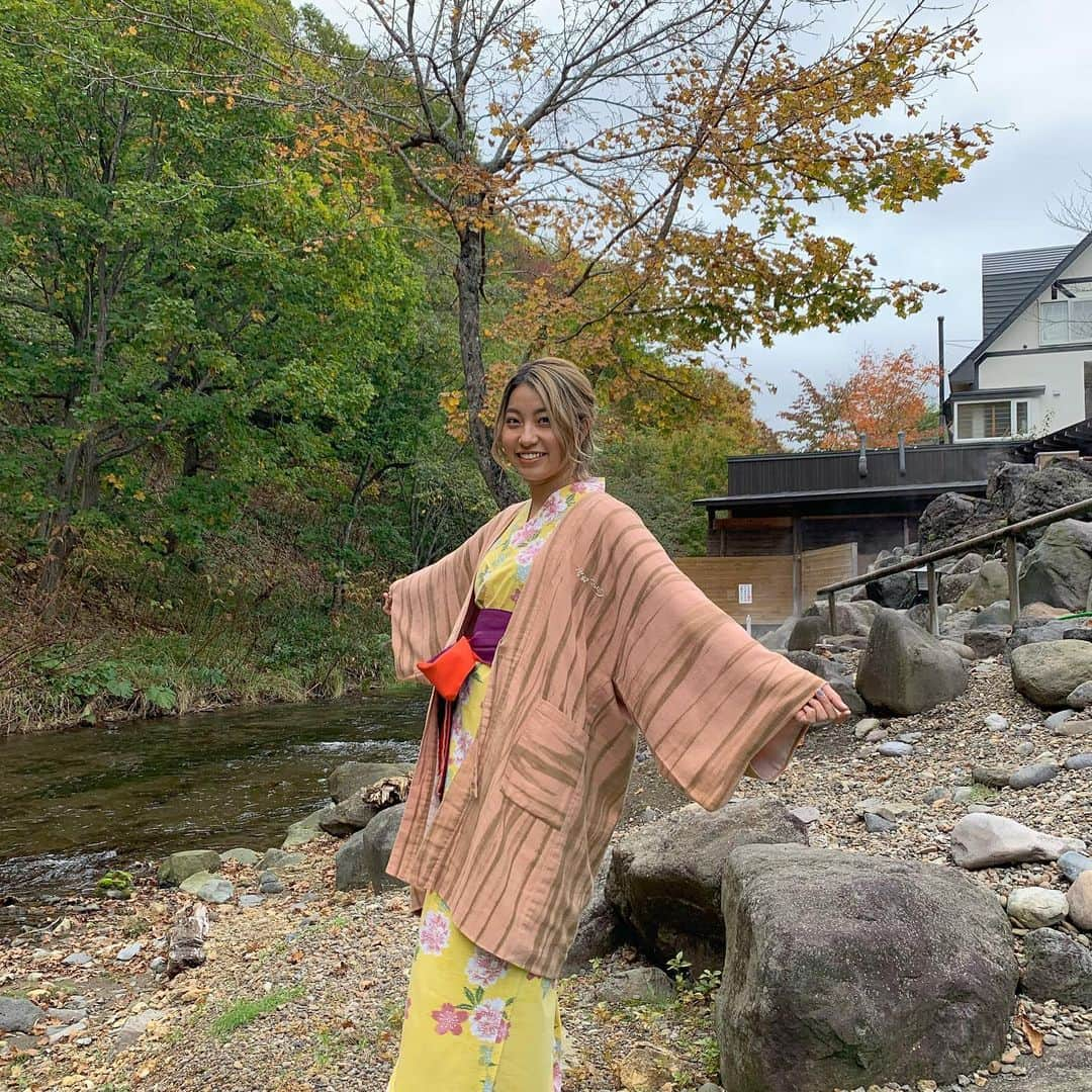 Rihwaさんのインスタグラム写真 - (RihwaInstagram)「イェーイ！🌟 Rihwaが表紙のキュン旅北海道が発行されました！2回目だよ！嬉しい！！！！🎄🎄🎄 . 💕キュン旅北海道/19年冬春合併号中標津・別海エリア💕 💕温泉で癒やされる湯めぐりの旅💕 . 今回私は根室・中標津に行ってきたよ！またしても大自然と人の温もりに触れて、感動がたくさんある旅になりました！北海道は本当に自然が素晴らしいところです。キュン旅北海道のアンテナ、センス、本当に本当に凄い！！！！私と同じコースで行けば、めちゃくちゃ最高の旅ですよ！！！！🥰🌄 今回も私Rihwaが表紙だよー！🙏🏽✨💞 北海道の観光案内所とかアンテナショップで見つけたら、お家に連れて帰ってね！💞😊 #Rihwa #キュン旅北海道　@kyuntabi.hkd #キュン旅　#北海道観光機構　#キュンちゃん　#表紙　#根室　#中標津　#養老牛温泉湯宿だいいち　#オステリアフェリーチェ #LAUKIKA #トドワラ氷平線ウォークツアー #衣装　#NINE @nine_official_pr」11月15日 19時29分 - rihwa_official