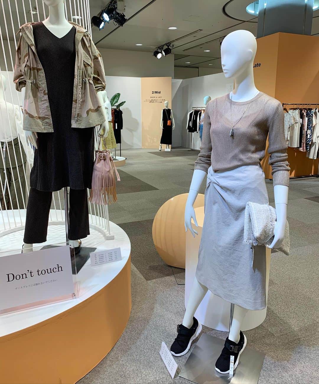 篠原菜月さんのインスタグラム写真 - (篠原菜月Instagram)「LOUNIE @lounie_jp の春物展示会へ行ってきました！カラーセットアップやボリュームスリーブトップス、ワンピースがとっても気になりました！🌸 この春一番の注目はシアー素材だそう😍仕事でたくさん着れそうなトップスをオーダー！春が楽しみ‼︎ ・ ・ ・ #LOUNIE#ルーニー#春物#展示会#2020springcollection#2020spring#春物#ニット#ブラウス#パンツ#ワンピース#仕事服#セットアップ#シアー素材」11月15日 19時39分 - natsukishinohara