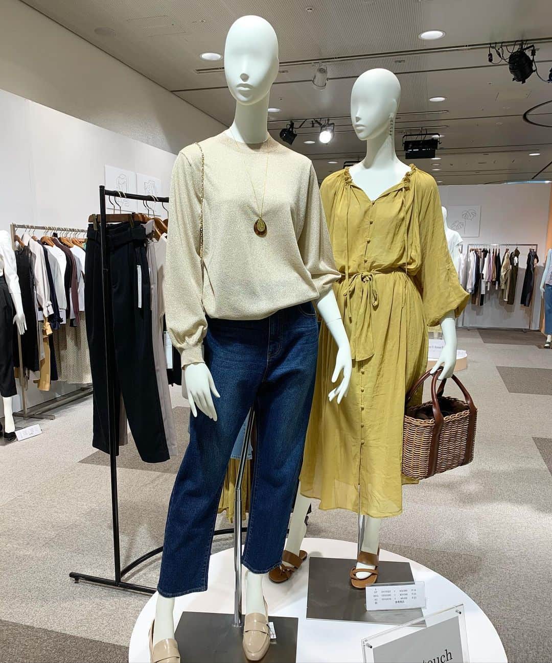 篠原菜月さんのインスタグラム写真 - (篠原菜月Instagram)「LOUNIE @lounie_jp の春物展示会へ行ってきました！カラーセットアップやボリュームスリーブトップス、ワンピースがとっても気になりました！🌸 この春一番の注目はシアー素材だそう😍仕事でたくさん着れそうなトップスをオーダー！春が楽しみ‼︎ ・ ・ ・ #LOUNIE#ルーニー#春物#展示会#2020springcollection#2020spring#春物#ニット#ブラウス#パンツ#ワンピース#仕事服#セットアップ#シアー素材」11月15日 19時39分 - natsukishinohara