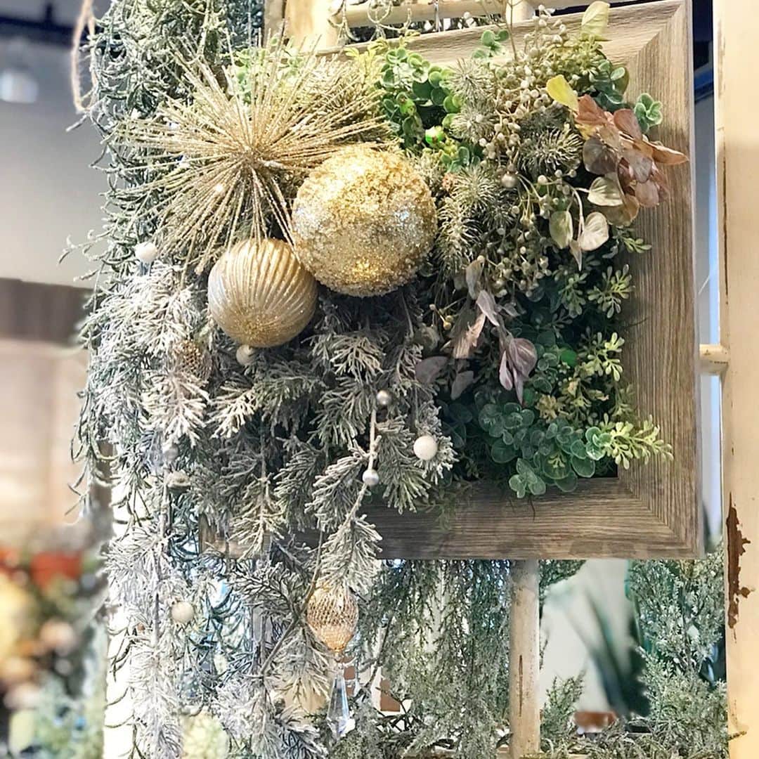 横浜ディスプレイミュージアムのインスタグラム：「【壁掛けグリーンアート〜クリスマスver🎄〜】 ＊ ＊ グリーンマットとフレームで簡単にできるクリスマス装飾です🎁 ○用意するもの ・専用のフレーム30cm角 ・グリーンマット(30cm角のもの) ・お好みのフラワーやグリーン ・クリスマスオーナメント ・ハンドタッカー ・はさみ ・結束バンド ・ワイヤー  ①マットの端1cm分を4面カットします。  ②結束バンドを使って花材をマットに固定します。  ③オーナメントはワイヤーで取り付けます。  ④マットをフレーム内のボードにハンドタッカーで数箇所とめます。  ⑤マットをフレームにはめて完成です！  グリーンマットにちょっとだけ飾りをつけるだけで一気に季節感のある装飾に仕上がります！ ぜひお試しください♫ 壁面植栽の製作方法は、横浜ディスプレイミュージアムのYouTubeチャンネルをチェック🌟  #横浜ディスプレイミュージアム #株式会社ポピー #横浜 #ディスプレイ#アーティフィシャルフラワー #フラワーアレンジメント #フラワーデザイン #インテリア雑貨 #インテリア#インテリアコーディネート#スタイリスト#装飾#デコレーション #壁面緑化  #display #yokohama #flowerarrangement #interiordesign #artficialflower #flowerstagram#クリスマス#christmas」