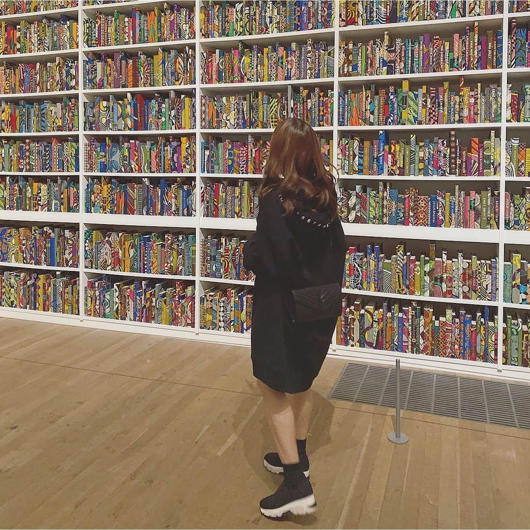 黒口那津のインスタグラム：「読書の秋📚 みんなの本棚はどんな感じですか？ なつはウォークインクローゼットの中に本棚も入れてるんだけど全てに本カバーもつけてるからこんなカラフルな本棚にすごく憧れる💖だけどやっぱり何読んでるか見られるのは抵抗があって本カバーは外せない！笑 真っ茶色の本棚です📖笑 まとめ買いするので本屋さんのカバーの種類でこの本屋さんで買った時は恋愛小説が読みたい気分だったんだな〜とかミステリーだ！とか啓発系だとかなんとなく自分の気分がわかります☺️笑 そのうち全部iPadに入れて本棚をなくしたいと思いつつも、、やっぱり本をめぐる感覚はiPadじゃ満足できないみたいなジレンマ。 皆さんは本を何で読みますか〜？おすすめも教えてくれると嬉しいです✨」