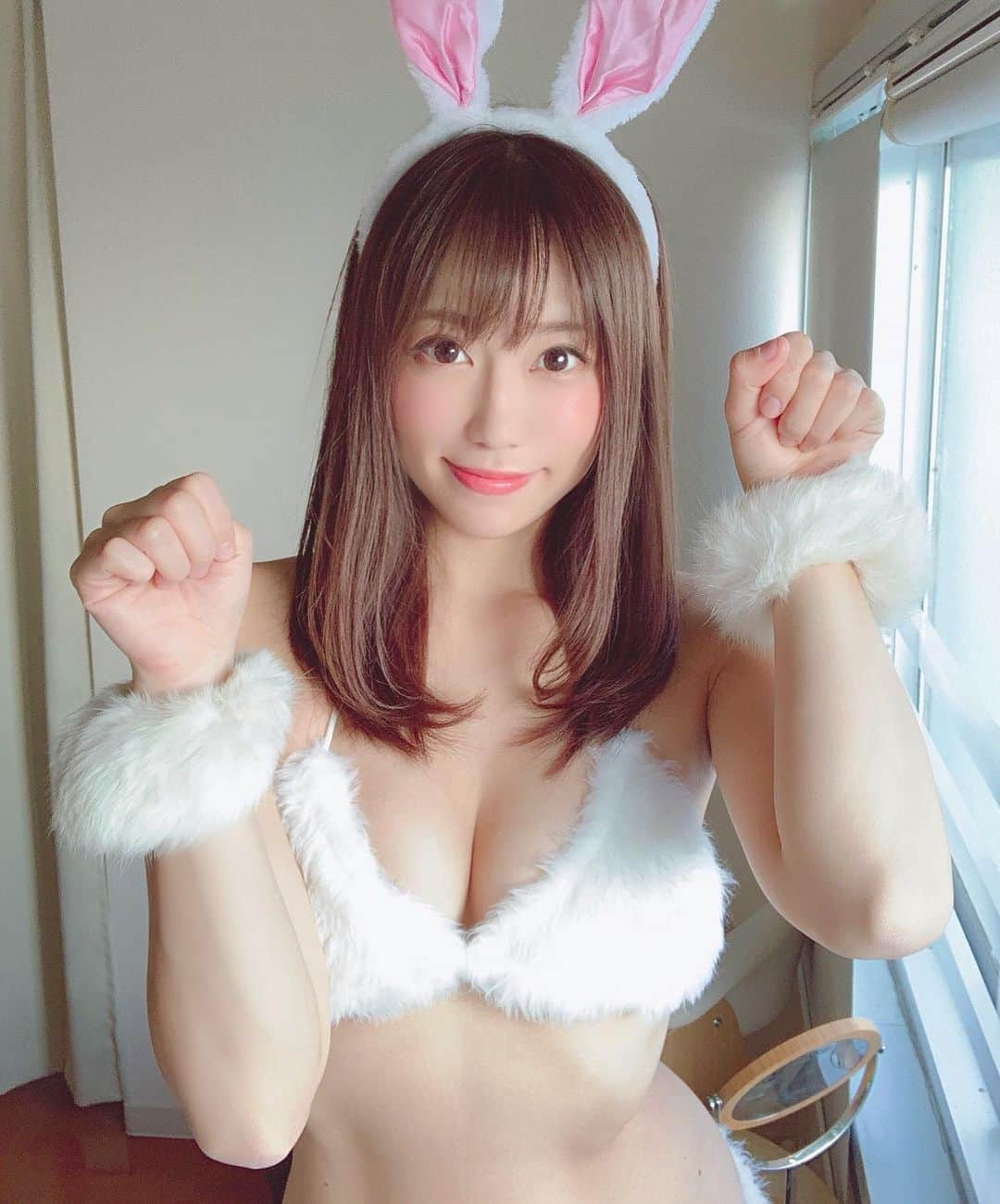 霧島聖子さんのインスタグラム写真 - (霧島聖子Instagram)「Twitterにアップしたのとは別ショットだからね🐰 明日のアイズ撮影会で着るうさぎコスです～❣️ さとみマネージャーが用意してくれたの！かわいすぎる😍😍 下はしっかりしっぽもついてるんだよ₍ ᐢ. ̫ .ᐢ ₎ 全身たのしみにしててね！ 今日はフィッティングだけだったからふっつーにナチュラルメイクなのだが明日はうさぎさんメイクしよかなん(๑´×`๑) つか昨日寝落ちしてもーたからこれからオフ会で渡すお菓子つくるんご。バター忘れたからちょっくら買ってきますわ👋🏻寒い #撮影会 #お知らせ #告知 #うさぎ #もこもこ #ふわふわ #ビキニ #コスプレ #sexy #オフ会 #アイズ #バター #買い忘れ #フォロワー募集中 #フォローしてね #ノーカラコン」11月15日 19時42分 - seiko_kirishima