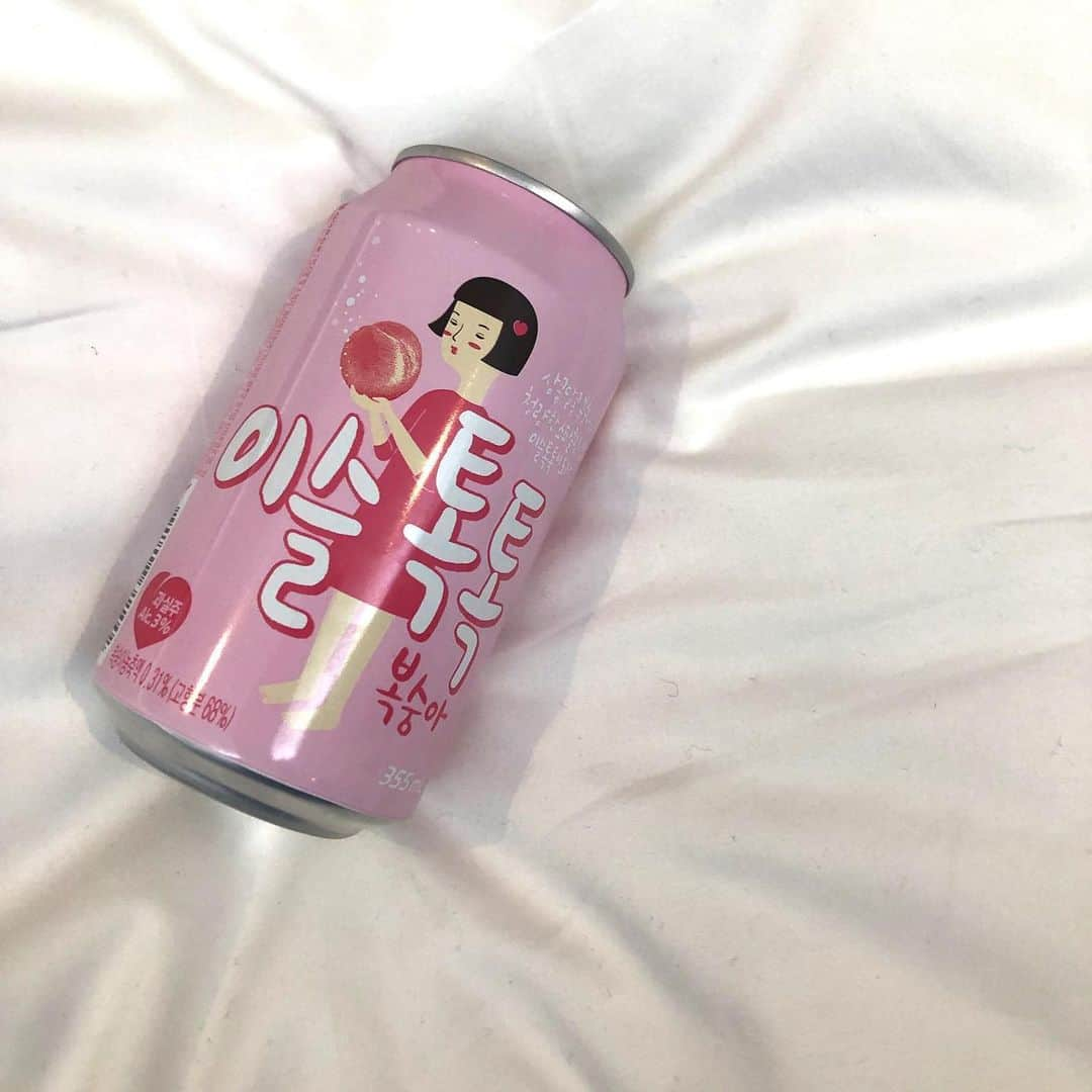 ひよんさんのインスタグラム写真 - (ひよんInstagram)「🇰🇷🍶 ㅤㅤㅤㅤㅤㅤㅤㅤㅤㅤㅤㅤㅤ 韓国のほろよいみたいなお酒🍑🍹 美味しいけどやっぱりマッコリがすき。❤️ ㅤㅤㅤㅤㅤㅤㅤㅤㅤㅤㅤㅤㅤ #korea #feeyong #koreangirl #이슬톡톡 #막걸리 #희영 #한국 #복숭아 #이슬톡톡복숭아 #韓国 #ほろよい #イスルトットッ #ひよん」11月15日 19時42分 - cchan_fee4