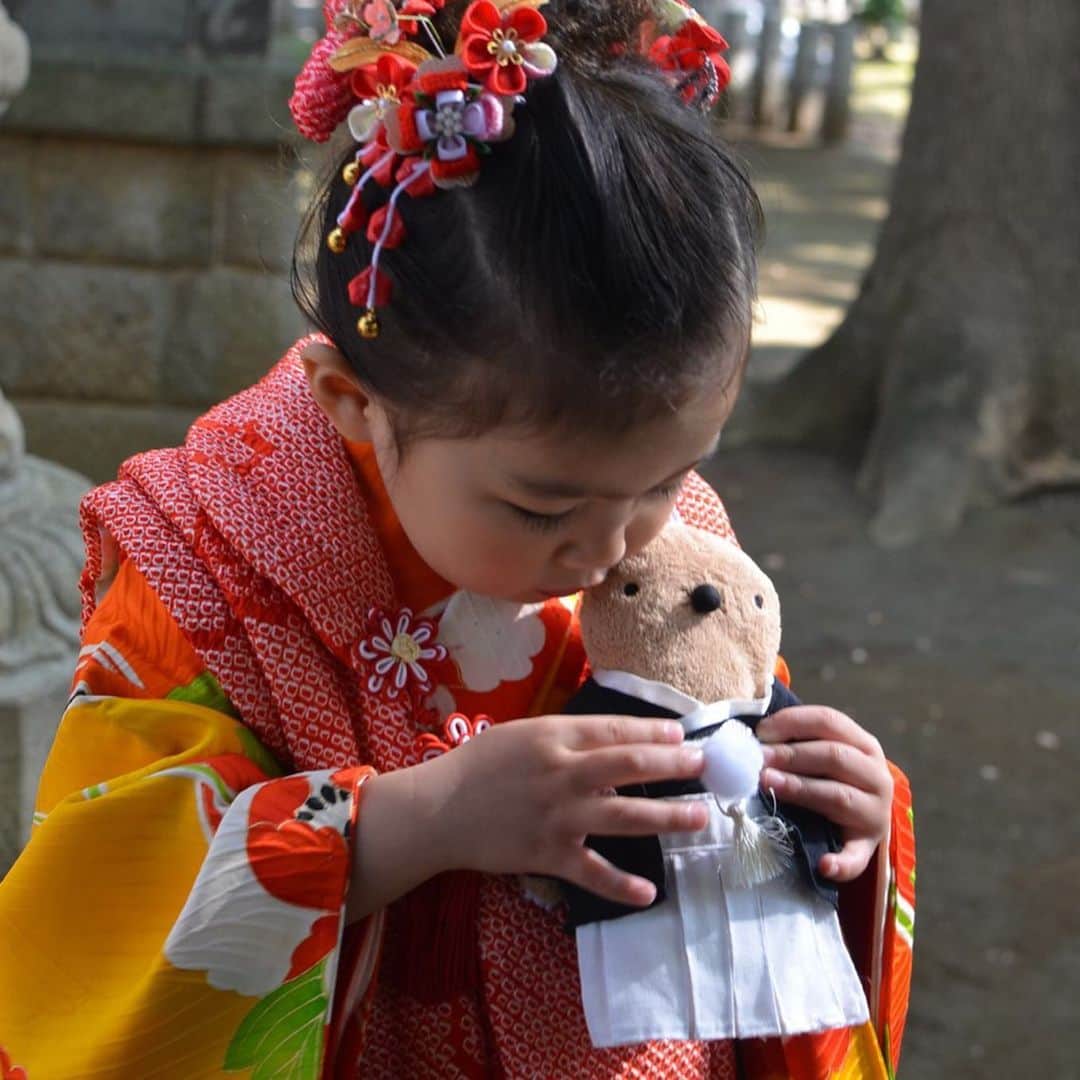 江口ともみさんのインスタグラム写真 江口ともみinstagram もぐたろうだよ オラね この間妹同然のキム兄と西方凌ちゃんの娘ちゃんの七五三のお祝いをとおさん かあさんと一緒にしてきたんだ もう可愛くてたまんないんだよ お着物は凌ママが七五三で着たもの