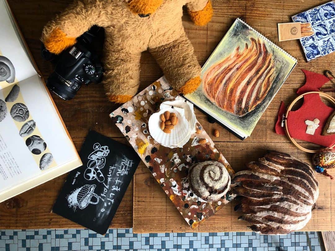 CHIPPRUSONのインスタグラム：「久しぶりの通販、ご購入いただいた皆さまありがとうございました。  今回より全てのパン生地に更なる美味しさを求めて、バージョンアップ出来たのがとても嬉しい😊  今焼いているパン、今までで一番好きです。パンでやりたかったことを全てやれるって幸せなことですね。  休業中の体調を崩している期間はもどかしくて辛い部分もありましたが、本当にやりたかったこと、やっていきたいことを抜かりなく全てやり切ろう、もっともっと向き合っていこう、と思えた貴重な時間でした。  お店という概念から常にはみ出し続けてしまうチップルソンですが、もはや体調不良で満足に店がやれないことすら私の個性なのかもしれません😂という訳で、今後あらゆる面から更にパンとお菓子を追求し、美味しいもの、おもしろいこと、見ていただきたいパンの世界を皆さまに提案していけたら、、、なんて思っております。（たまにお店も開けたいです🥰） ・ ・ さて、来週も通販させていただきます♩何が出てくるかは… チョット休憩挟んで明日から考えます〜っ😂笑」