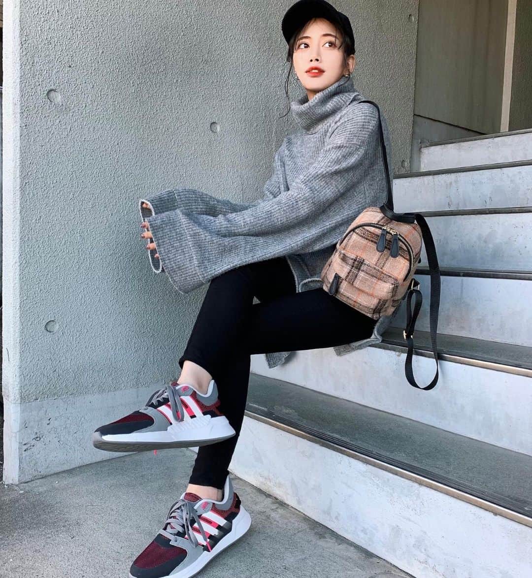 のインスタグラム：「. @tae_624  adidas RUN90S アッパーにレザーやネオプレン、メッシュを組み合わせ、立体的な表情を持たせたデザイン。 本体価格 7,990円+税  全国のASBeeで販売中！ ※店舗により取扱商品は異なります。売り切れの際はご容赦ください。 お近くの店舗はプロフィールリンクから  #adidas #アディダス #ASBee #アスビー #シューズ #スニーカー #kicks #shoes #sneaker #sneakers #fashion #instafashion」