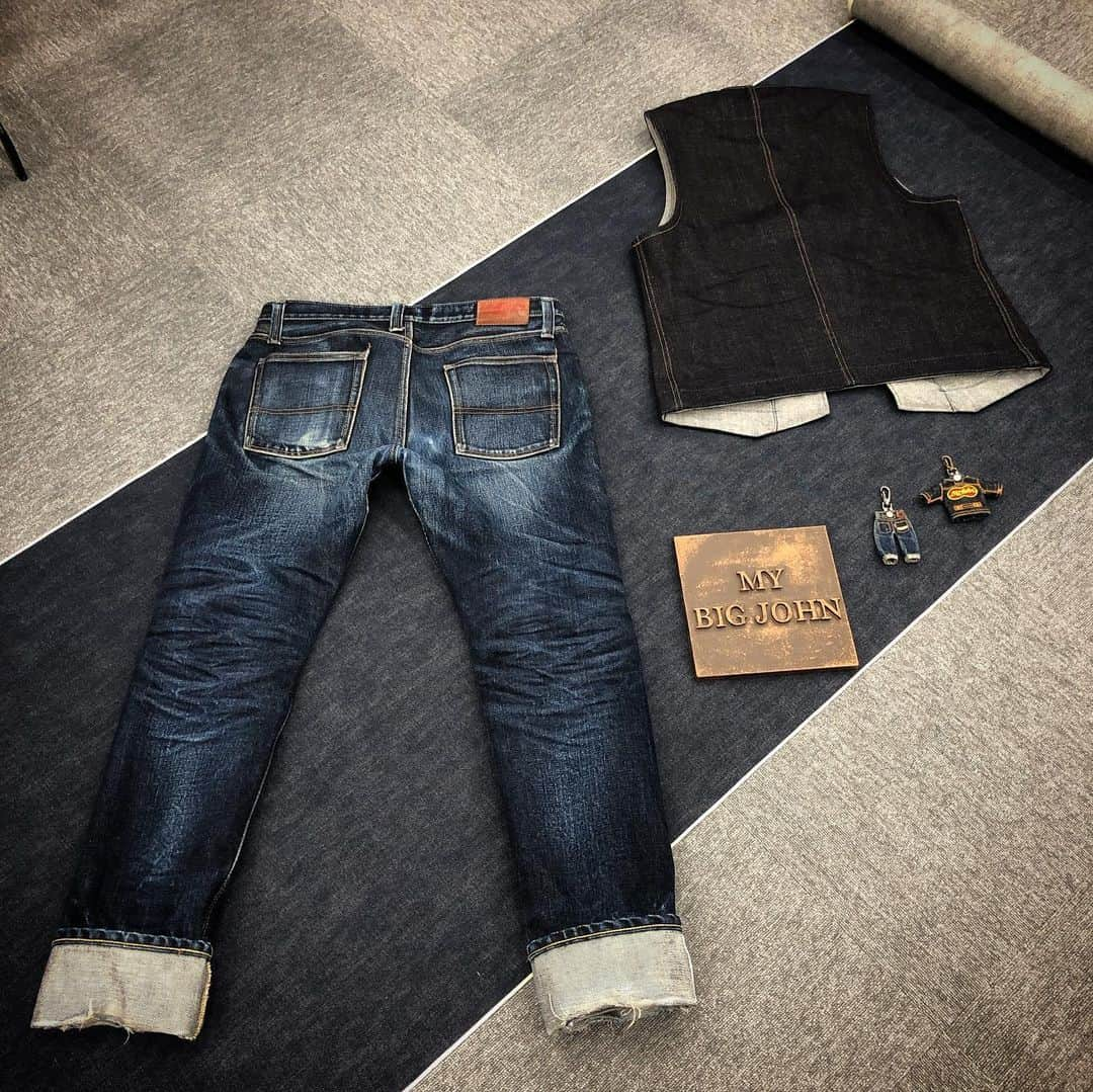 BIG JOHNさんのインスタグラム写真 - (BIG JOHNInstagram)「スタッフ👖onishi👖 23オンスジーンズ【M106G】 23オンスベスト【MT602】 穿き込みレポート👖 ジーンズ 9th湯洗い後32日👖 計416日着用👖 ベスト リジット9日着用👖 児島ジーンズストリート、ビッグジョン児島本店、大阪市南船場、ビッグジョン大阪店、祐天寺駅 西口2、ビッグジョン東京店、BIGJOHN ONLINE SHOPで好評発売中👖 @bigjohnshop @bigjohntokyo @bigjohnosaka #bigjohn #bigjohnjeans #jeans #denim #23oz #japan #okayama #kurashiki #kojima #kojima-jeans-street #jeans-street #coordinate #outfit #mystyle #denimcode #nanocolloid #nano #toughjeans #tough #selvedgejeans #selvedge #tax-freeshop #tax-free #denim-street #kurashiki-denim-street  #setouchi #ootd」11月15日 19時52分 - bigjohnjeans