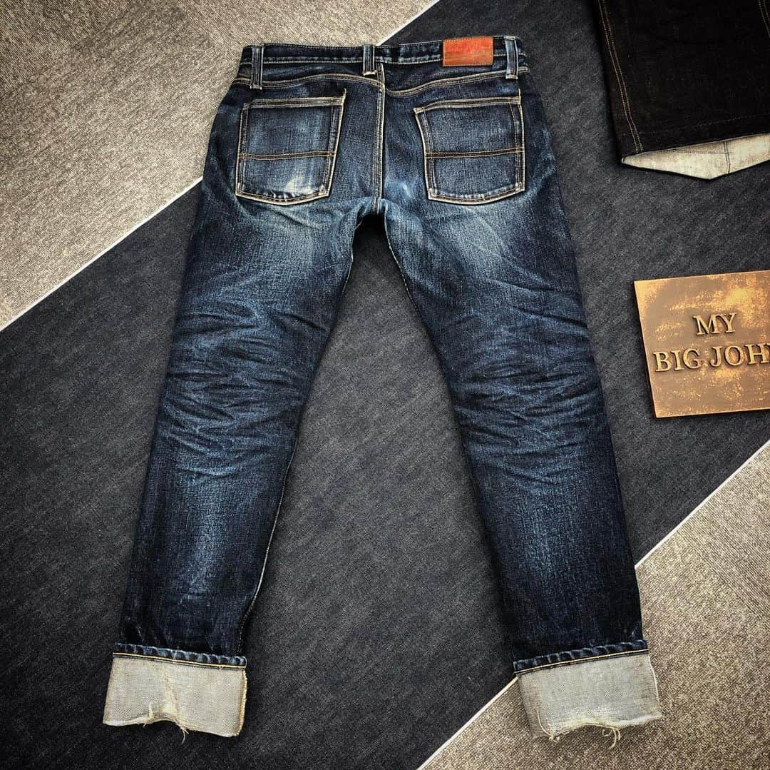 BIG JOHNさんのインスタグラム写真 - (BIG JOHNInstagram)「スタッフ👖onishi👖 23オンスジーンズ【M106G】 23オンスベスト【MT602】 穿き込みレポート👖 ジーンズ 9th湯洗い後32日👖 計416日着用👖 ベスト リジット9日着用👖 児島ジーンズストリート、ビッグジョン児島本店、大阪市南船場、ビッグジョン大阪店、祐天寺駅 西口2、ビッグジョン東京店、BIGJOHN ONLINE SHOPで好評発売中👖 @bigjohnshop @bigjohntokyo @bigjohnosaka #bigjohn #bigjohnjeans #jeans #denim #23oz #japan #okayama #kurashiki #kojima #kojima-jeans-street #jeans-street #coordinate #outfit #mystyle #denimcode #nanocolloid #nano #toughjeans #tough #selvedgejeans #selvedge #tax-freeshop #tax-free #denim-street #kurashiki-denim-street  #setouchi #ootd」11月15日 19時52分 - bigjohnjeans