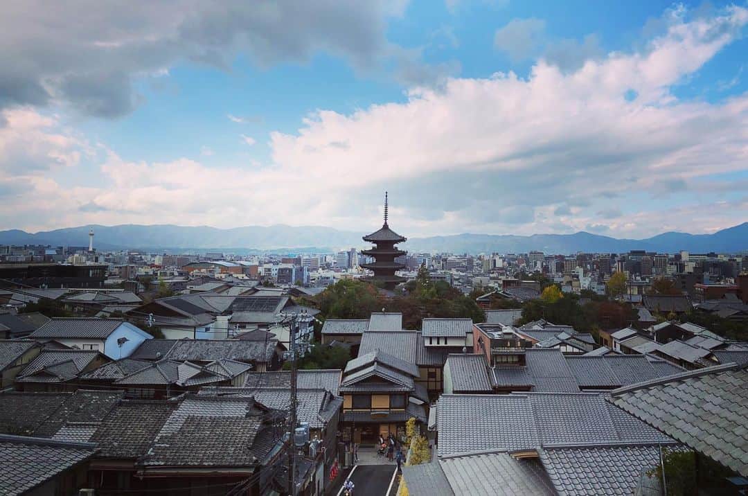 本間憲さんのインスタグラム写真 - (本間憲Instagram)「#タワー #kyoto #japan #sky #clouds #tower #autumn #temple #japanesefood #cityview」11月15日 19時52分 - homma_______t