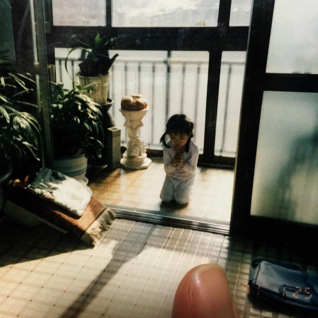 のインスタグラム：「저의 쪼꼬미시절. ㅋㅋ 기도라는것도 모를때 이웃집 아줌마가 기도하는 모습 보구 따라 한거에요.ㅋㅋㅋ 내복빠숑. 나름진지해요.ㅎㅎ」