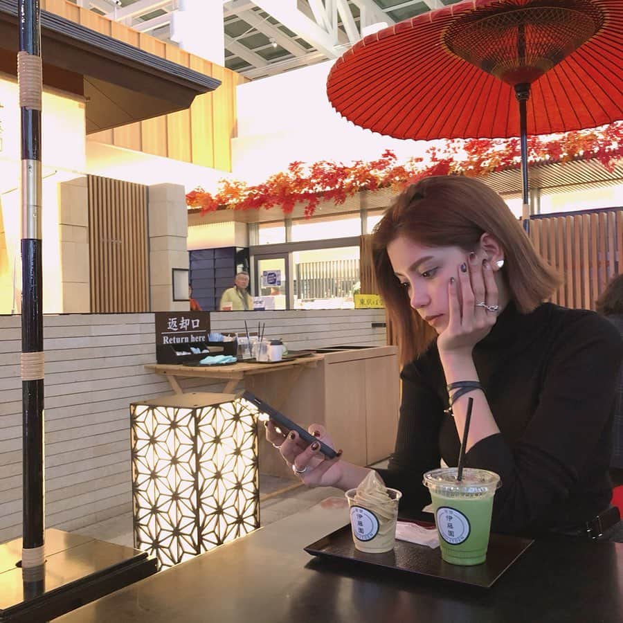 佐々木まゆのインスタグラム：「携帯大好き人間なので、すぐ充電なくなるんだけどどこでも借りられてどこでも返せるChargeSPOTでよく充電器を借ります🔌Wi-Fiも充電できるからとっても便利ー！  #ChargeSPOT #チャージスポット #充電ないあるある #どこでも借りられてどこでも返せる」