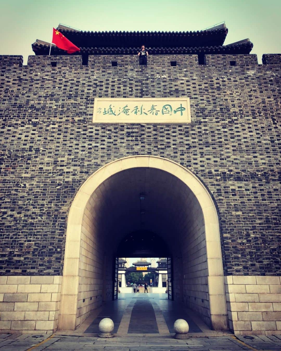 鮫島邦明のインスタグラム：「春秋戦国時代2000年前 こんな建物があったなんて 人類は2000年でどれほど進化したのか 大幅に進化したIT、人の考え方とか人はあまり進化してないんじゃないか？ とか思う #NIAWASE#美髪#ハイライト #アッシュカラー #梅田美容室 #梅田美容院 #ヘア#梅田ヘアスタイル #髪型 #ヘアセット #ヘアメイク #キラ水 #グラデーション #ホリスティックカラー #ヘアアレンジ #アレンジ #就活 #美容学生 #美容専門学校#gu #snidel #梅田美容師 #モデル #サロンモデル #サロモ #ヘアカタ #ショートヘア --------------------------------------. 梅田と東京出店を計画中 スタッフ募集中メッセージくださいね★ AVANCE.CROSStuin梅田茶屋町 TEL06-6377-7211 AVANCE.CROSSmel c西梅田 TEL06-6348-2050 gif.hair TEL06-6377-7277 AVANCE.京橋 TEL06-6356-1555」