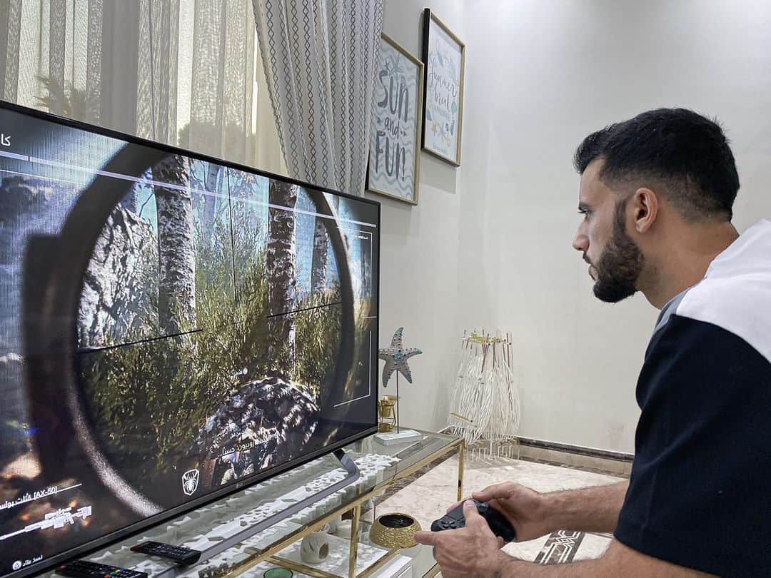 オマル・アッ＝ソーマのインスタグラム：「صارلي أسبوعين وأنا العب هاي اللعبه حتى اجهز نفسي للتحدي... تابعوا التحدي الليله. متفائلين؟ #ModernWarfare #ad」