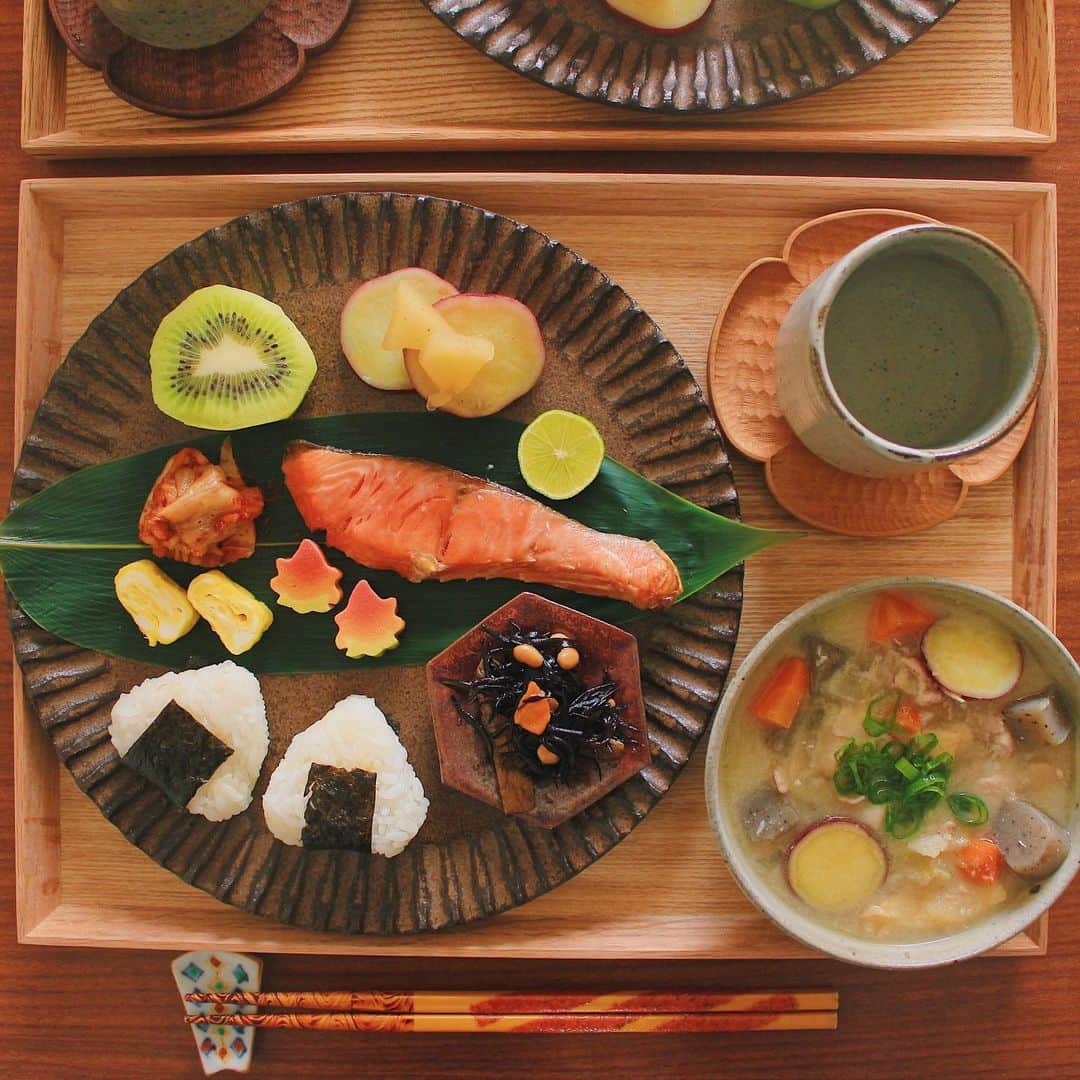 Kaori from Japanese Kitchenさんのインスタグラム写真 - (Kaori from Japanese KitchenInstagram)「冷蔵庫一掃の和ンプレート。粕汁に隠し味を入れたら美味でした。 ・ こんばんは。 あっという間に華金です。（死語？） アップしそびれた今日の朝ごはん。 ・ パンケーキの時と変わらない器たち。 和と洋で器の雰囲気がガラッと変わって 盛り付けるのが楽しかったです。 (2投稿前と見比べてみてください☺) ・ 前日の夜に作った粕汁は 寒さ対策で生姜とにんにくを追加。 刻んだ生姜とにんにくをごま油で炒めて 豚肉も一緒に炒めてから出汁を入れると びっくりするくらい風味がアップ。 チューブしかない方もお試しあれ。 さつまいもはたくちゃん( @ouchigohan_ojisan ) の豚汁投稿からアイデア真似っこしました。 豚粕汁にさつまいも、最高です。 てなわけで今日の走り書きはさつまいも。 ごちそうさまでした。 P.S.朝バッチリだったのに夜は手抜きしてケンタッキーです。 ・ 【おしながき】 三角おにぎり 豚の粕汁 鮭の塩焼きとすだち 半兵衛麩のもみじ麩 ちっちゃな卵焼き キムチ ひじきの煮物 さつまいもとりんごのシナモン煮 キウイ ・ Hi from Tokyo! Today's Japanese Breakfast:Rice balls, miso soup, grilled salmon w/ Japanese citrus, rolled egg omelet, seasonal gluten cakes, kimchi, simmered hijiki seaweed, sweet potato and apple comport, and cut kiwi fruit. ・ 2019.11.15 Fri ・ #japanesefoods #foodporn #breakfast #朝ごはん #おうちごはん #早餐 #아침밥 #薬膳 #うつわ #和食器 #おにぎり #粕汁 #和食 #清岡幸道 #高塚和則 #和ンプレート #小澤基晴 #てづくりごはん365」11月15日 19時55分 - coco_kontasu