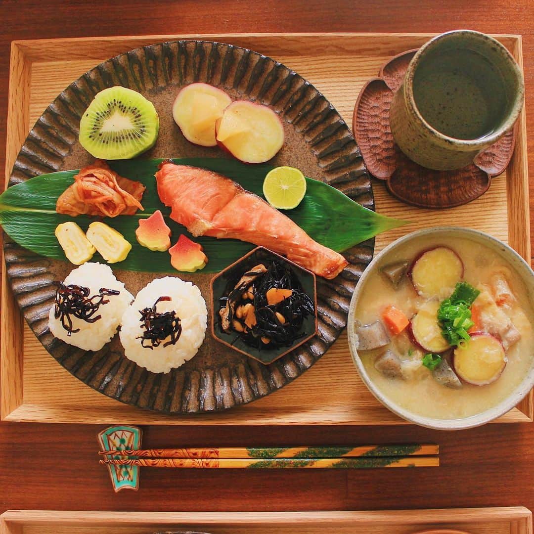 Kaori from Japanese Kitchenさんのインスタグラム写真 - (Kaori from Japanese KitchenInstagram)「冷蔵庫一掃の和ンプレート。粕汁に隠し味を入れたら美味でした。 ・ こんばんは。 あっという間に華金です。（死語？） アップしそびれた今日の朝ごはん。 ・ パンケーキの時と変わらない器たち。 和と洋で器の雰囲気がガラッと変わって 盛り付けるのが楽しかったです。 (2投稿前と見比べてみてください☺) ・ 前日の夜に作った粕汁は 寒さ対策で生姜とにんにくを追加。 刻んだ生姜とにんにくをごま油で炒めて 豚肉も一緒に炒めてから出汁を入れると びっくりするくらい風味がアップ。 チューブしかない方もお試しあれ。 さつまいもはたくちゃん( @ouchigohan_ojisan ) の豚汁投稿からアイデア真似っこしました。 豚粕汁にさつまいも、最高です。 てなわけで今日の走り書きはさつまいも。 ごちそうさまでした。 P.S.朝バッチリだったのに夜は手抜きしてケンタッキーです。 ・ 【おしながき】 三角おにぎり 豚の粕汁 鮭の塩焼きとすだち 半兵衛麩のもみじ麩 ちっちゃな卵焼き キムチ ひじきの煮物 さつまいもとりんごのシナモン煮 キウイ ・ Hi from Tokyo! Today's Japanese Breakfast:Rice balls, miso soup, grilled salmon w/ Japanese citrus, rolled egg omelet, seasonal gluten cakes, kimchi, simmered hijiki seaweed, sweet potato and apple comport, and cut kiwi fruit. ・ 2019.11.15 Fri ・ #japanesefoods #foodporn #breakfast #朝ごはん #おうちごはん #早餐 #아침밥 #薬膳 #うつわ #和食器 #おにぎり #粕汁 #和食 #清岡幸道 #高塚和則 #和ンプレート #小澤基晴 #てづくりごはん365」11月15日 19時55分 - coco_kontasu