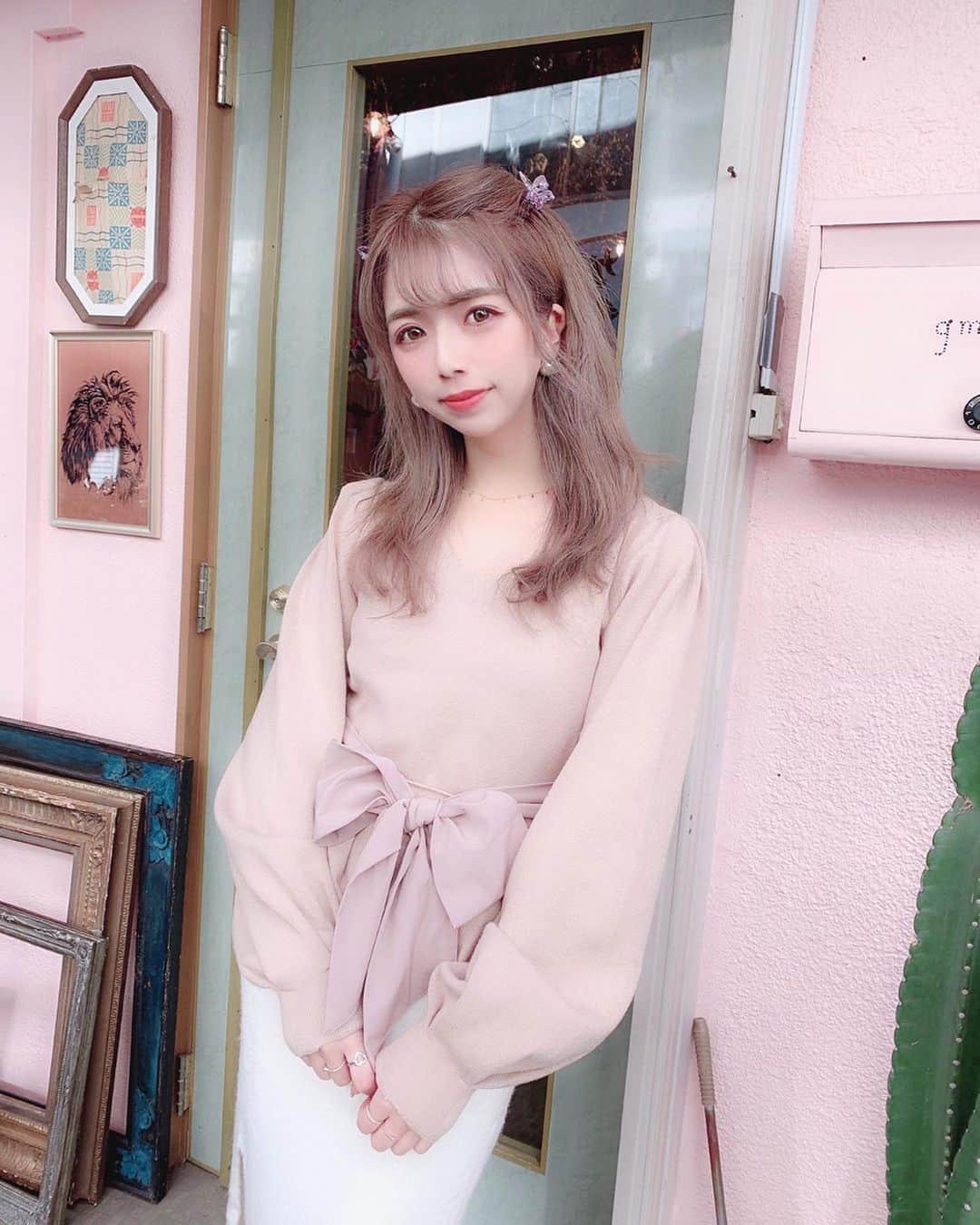 のインスタグラム：「🎀 . リボン2wayタイプのニット🧶💕 . @miia_official の #褒められニット着たよ💗 . . #ニット #秋コーデ #ベージュコーデ #リボン #miia #女子会 #女子会コーデ #えりんコーデ #えりんこヘアアレンジ #えりんこカフェ巡り」