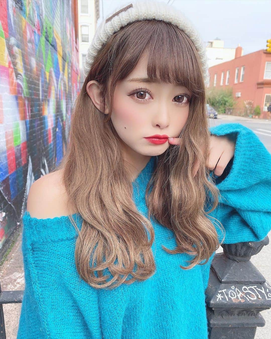 のインスタグラム：「﻿ ﻿ ﻿ ﻿ ﻿ 久しぶりの投稿になってしまった😭﻿ ﻿ ﻿ 初めて来たのに、もうだいすきになったNY🗽❤︎﻿ 寂しいけど今日でお別れ。😭﻿ ﻿ 絶対に、また来たいなぁああ🥺﻿ ほんっとうに、楽しくて充実した2日間だった❤︎﻿ ﻿ ﻿ おすすめしたい場所たっくさんありすぎるので﻿ 後日まとめて投稿していきます😌💓﻿ ﻿ ﻿ @coco_pullexte でロングにしてもらったよん💓﻿ ﻿ ﻿ #fashion #ootd #outfit #coordinate ﻿ #cosme #cosmetic #make #makeup ﻿ #hairstyle #haircolor #knit #tops ﻿ #ny #Williamsburg # NewYork﻿ #ニューヨーク #ウィリアムズバーグ ﻿ ﻿ ﻿ ﻿ ちなみに予定より2時間ぐらい早く起きてしまって﻿ こっちはまだ朝の6時にもなってない🤷🏻‍♀️（笑）﻿ 準備して空港向かいます✈️❤︎﻿ ﻿ あぁ、寂しい🥺﻿ ﻿ ﻿ ﻿ ﻿」