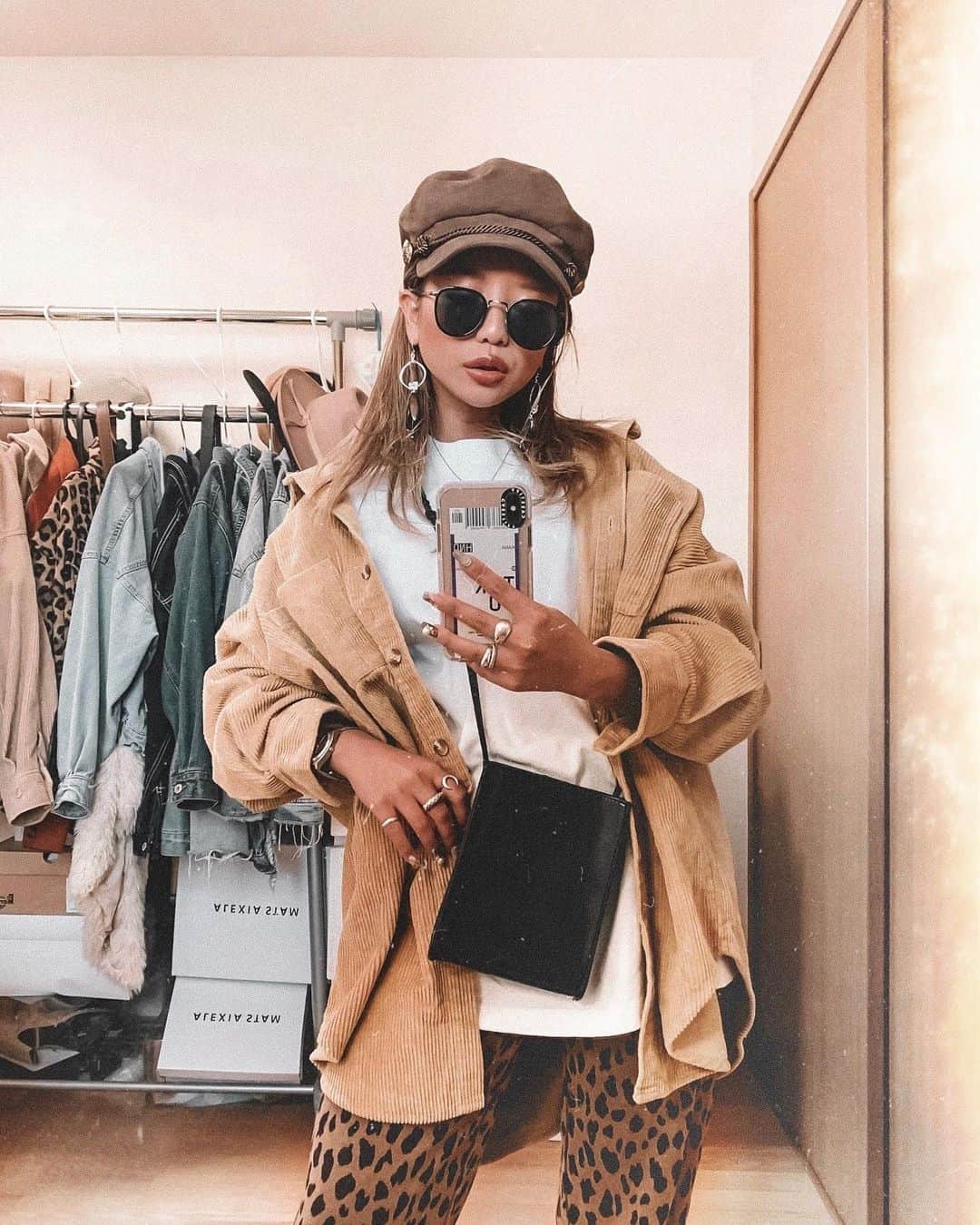 ✷kana✷のインスタグラム：「🏷 . . 今年はコーデュロイまみれなわたしです笑 このマスタードカラー🧡💛 めずらしいから気に入ってるの！ BIGシルエットでとてもカジュアルだし ベルトもついてるからウエストで締めても かわいいよ！！ このあと20時から　 @seiko.nm のところで 販売スタートするよん😊✔️」