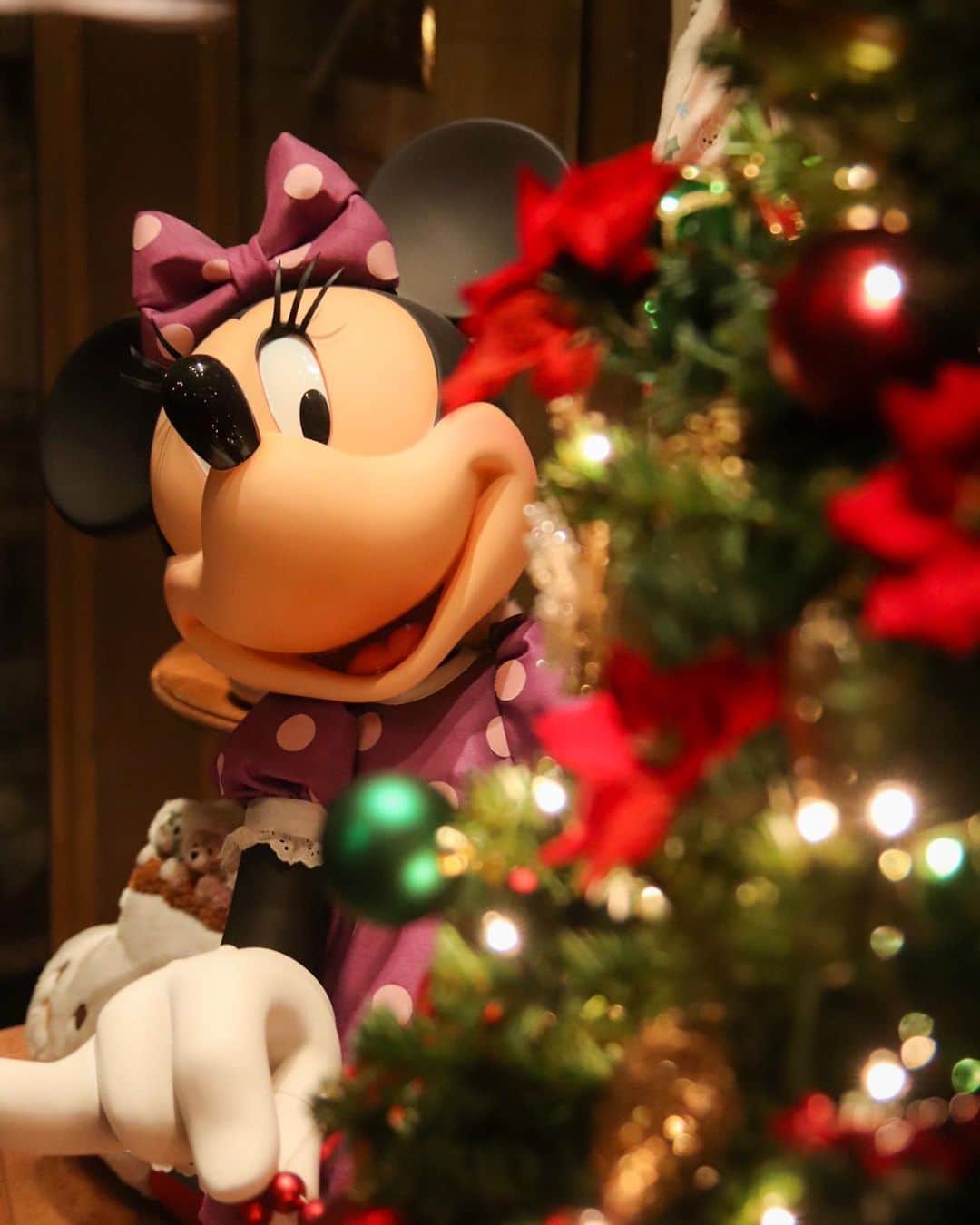 のインスタグラム：「＊ ＊  ツリーの飾り付けやってみたいなぁ。  #tokyodisneyresort #tokyodisneysea #disneygram #disney #disneylife #disneylove #disneylover #minniemouse #disneychristmas #christmastree #mcducksdepartmentstore #ディズニークリスマス #ディズニークリスマス2019 #クリスマスツリー #ディズニークリスマスツリー #ミニーちゃん #ショーウィンドウ #ディズニー #ディズニー好きな人と繋がりたい #ディズニー好きな人と仲良くなりたい #ディズニー女子 #カメラ女子 #マクダックスデパートメントストア #お写んぽ」