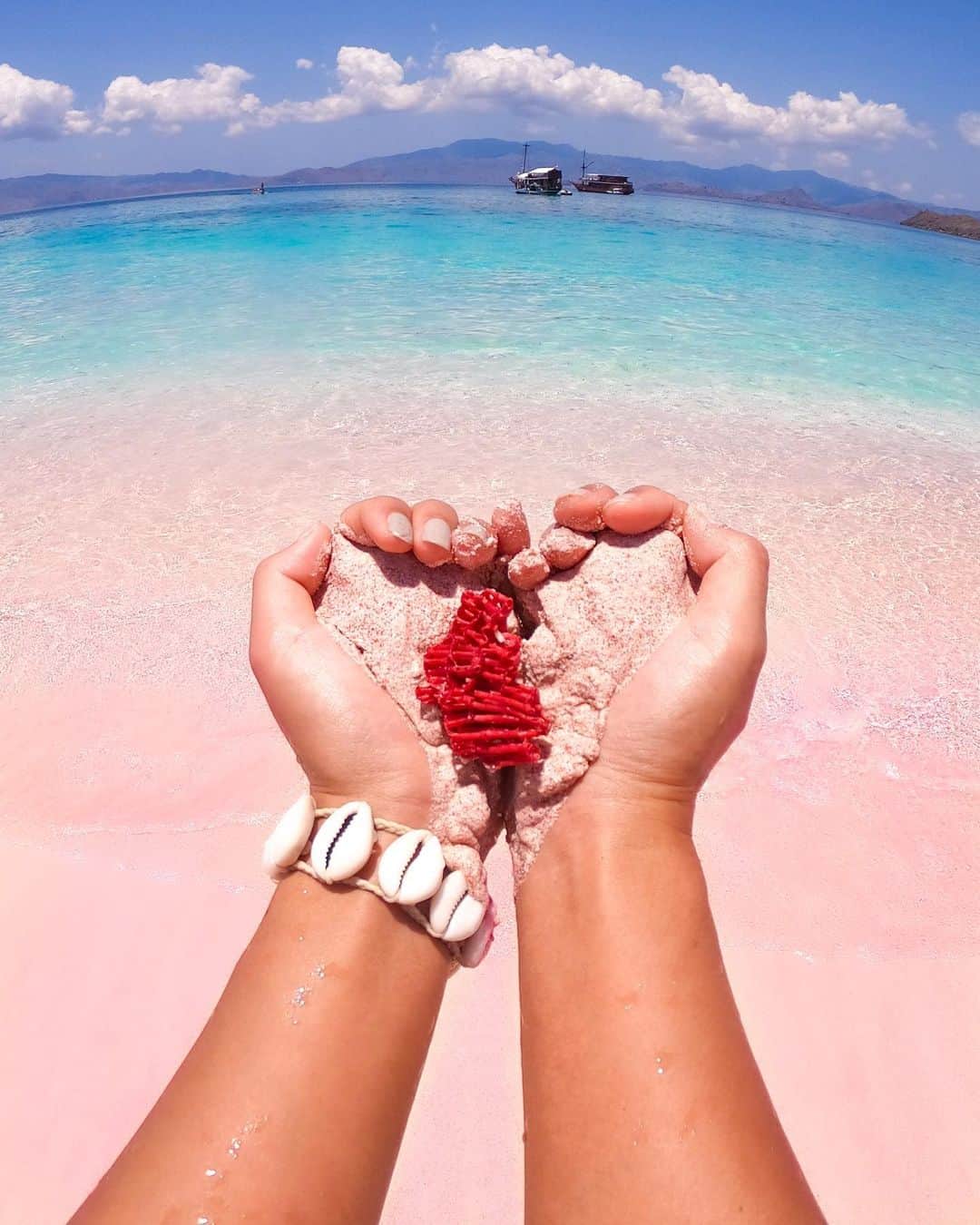 maakoさんのインスタグラム写真 - (maakoInstagram)「❤️🐚🌈🦄 ﻿ ピンクビーチは﻿ オルガンパイプラインという﻿ 赤い珊瑚が砕けてできた奇跡のビーチ🏖💖﻿ ﻿ 海の水も超クリア💎のペタペタのスケスケ💙﻿ 今回泳ぐ時間がなかったから次は絶対泳ぎたい🧜🏽‍♀️﻿ ﻿ ピンクビーチおかわり決定🍚🙌🏾💘﻿ ﻿ ⛱#pinkbeach﻿ 📸#goprohero8﻿ 🤩 Guide👨🏽‍🦲 @baliguide_aksan 🌴」11月15日 20時14分 - maakomind