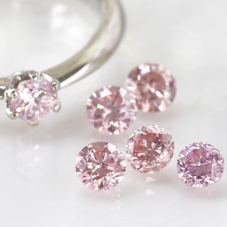 BIZOUX BRIDAL | ビズーブライダルのインスタグラム：「【ブライダルフェアのお知らせ】 . 11月15日(本日)より12月24日まで、 全店舗・webショップにてブライダルフェアを開催いたします。 . 【対象の方】 婚約指輪または結婚指輪をご成約いただいたお客様 . 「愛」の宝石ピンクダイヤモンドをリングの内側にプレゼントいたします。 . この機会にぜひご検討ください。」