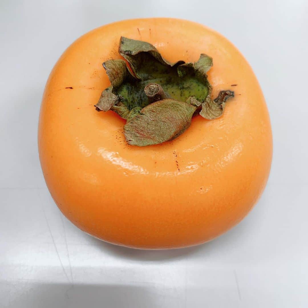 松村沙友理さんのインスタグラム写真 - (松村沙友理Instagram)「メイクさんがメイクさんにもらった柿をもらいました。  #美味しそう〜って #言ってたら #くれた #優しい世界 #山形の柿 #めっちゃ美味しそう」11月15日 20時22分 - matsumura_sayuri_official