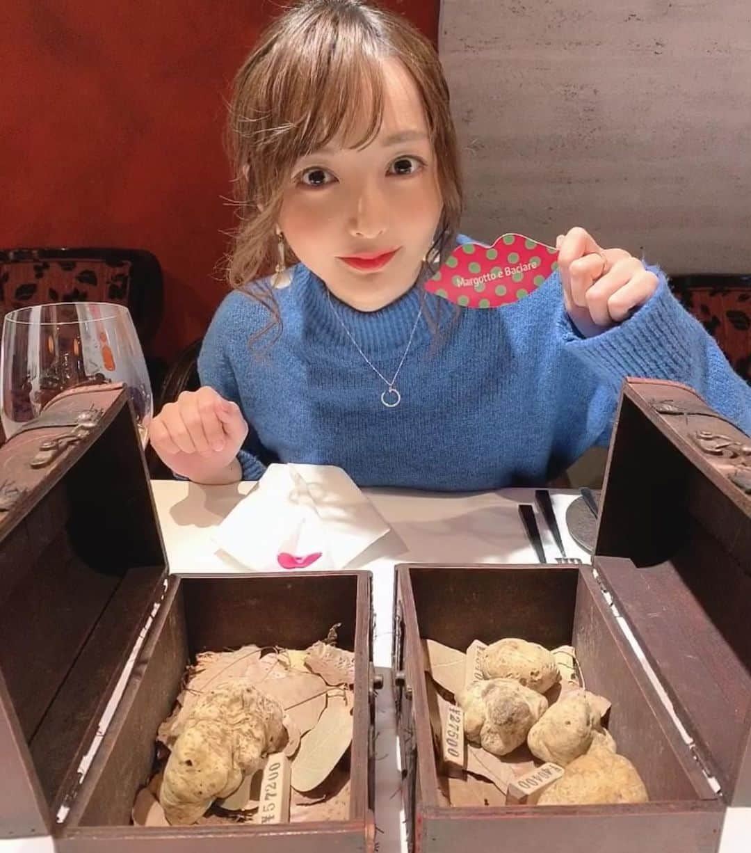 ゆうたむさんのインスタグラム写真 - (ゆうたむInstagram)「白トリュフが食べられる季節になったー♪ って事で毎年行ってるトリュフが食べられるお店に行ってきた🍽 . . . まず選んで。。。😳♪♪ . . あ、3枚目は去年のゆうたむ☺️笑笑 . . 同じポーズで撮ってた🙁♪ . (なんか去年のほうが元気そうじゃない？？🥺生気に満ちたような。うう...) . . トリュフはメス豚さんが匂いを嗅ぎ分けて探すの得意で長年メス豚さんが採取に協力してるのは有名な話ですが🐽🐷 . メス豚さんが見つけたら食べてしまう事が多発するので 今は犬さんがトリュフ探ししてるらしい🐖🐕 . . . #ゆうたむのグルメメモ📝  #マルゴットエバッチャーレ #白トリュフ」11月15日 20時19分 - yuutamu_non