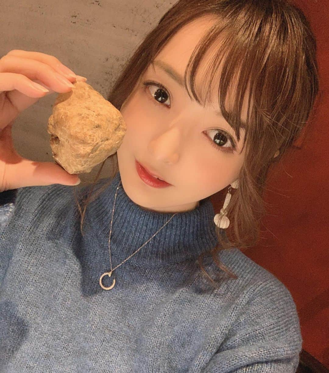 ゆうたむさんのインスタグラム写真 - (ゆうたむInstagram)「白トリュフが食べられる季節になったー♪ って事で毎年行ってるトリュフが食べられるお店に行ってきた🍽 . . . まず選んで。。。😳♪♪ . . あ、3枚目は去年のゆうたむ☺️笑笑 . . 同じポーズで撮ってた🙁♪ . (なんか去年のほうが元気そうじゃない？？🥺生気に満ちたような。うう...) . . トリュフはメス豚さんが匂いを嗅ぎ分けて探すの得意で長年メス豚さんが採取に協力してるのは有名な話ですが🐽🐷 . メス豚さんが見つけたら食べてしまう事が多発するので 今は犬さんがトリュフ探ししてるらしい🐖🐕 . . . #ゆうたむのグルメメモ📝  #マルゴットエバッチャーレ #白トリュフ」11月15日 20時19分 - yuutamu_non