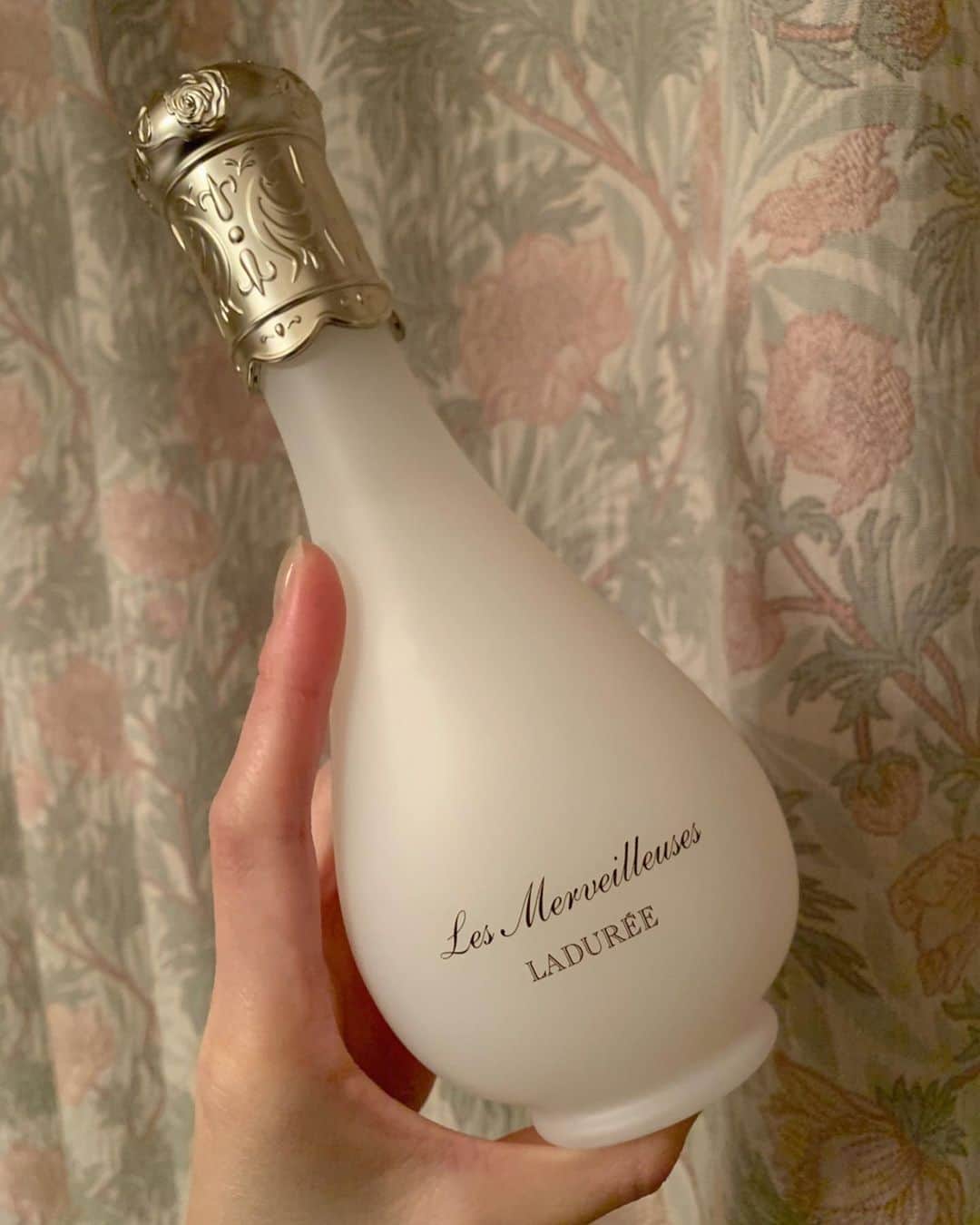 野崎智子さんのインスタグラム写真 - (野崎智子Instagram)「お風呂はいってさっぱり🛁 Les Merveilleusesの化粧水🌷 肌に浸透してすごく潤うのお肌が🥺 薔薇のいい香りで癒されるっ #lmladuree  #レメルヴェイユーズラデュレ」11月15日 20時19分 - tomoconozaki