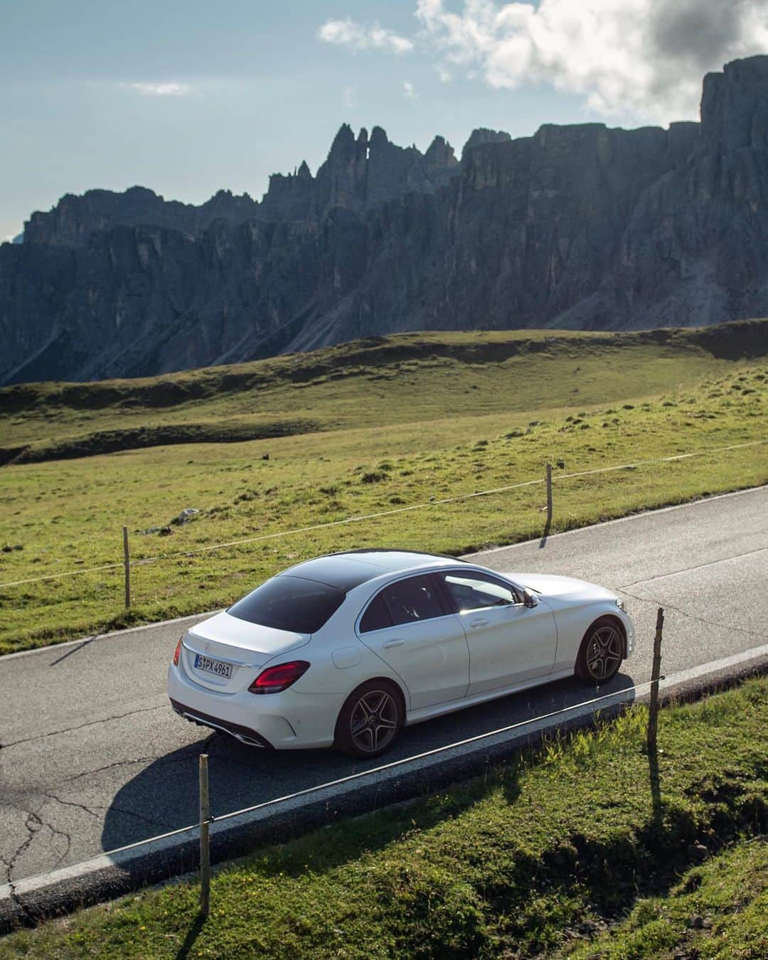 メルセデス・ベンツさんのインスタグラム写真 - (メルセデス・ベンツInstagram)「Enjoy a trip to the mountains with the Mercedes-Benz weekender. Whether outdoor trip or wellness vacation. This bag is suitable for every occasion. Click on the shopping tag to get yours! 📸 @lumafoto for #MBsocialcar Model: @dscdennis #MercedesBenz #CClass #MBsocialsales #bag #fashion #style」11月15日 20時19分 - mercedesbenz