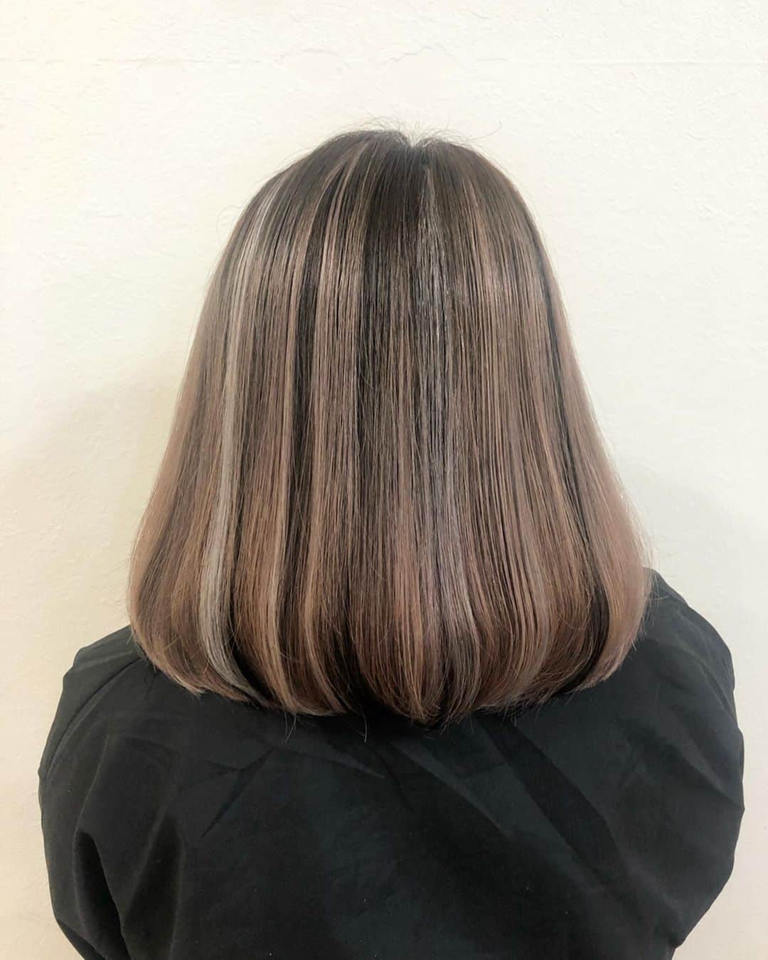 salon PRATiNO(サロンプラチノ)のインスタグラム：「. 💓グラデカラー&シールエクステ💓. . ベースの色はベージュ系カラーにし ハイライト、ローライトで シールエクステを３種類付けました エクステでメッシュをすると 凄く綺麗に発色してくれるのでオススメ💕💫 . . 【CLAVIS PRATINO】 ◇月曜日～土曜日 11:00～20:00 ◇日曜日 11:00～18:00 ※定休日なし ※時間外はお問い合わせください。 愛知県名古屋市中区錦3-4-19石垣ビル７Ｆ ☎︎052-962-7017 . #hairstyle #hair #cornrow #braids #clavispratino #spiralperm #pratino #hairsalon #nagoya #haircolor #love #派手髪 #外国人風カラー #バレイヤージュ #グラデーション #コーンロウ #ブレイズ #スパイラルパーマ #特殊ヘア #ブラックヘア #美容室 #ヘアサロン #ヘアスタイル #ヘアカラー #クラビスプラチノ #名古屋 #栄 #錦」