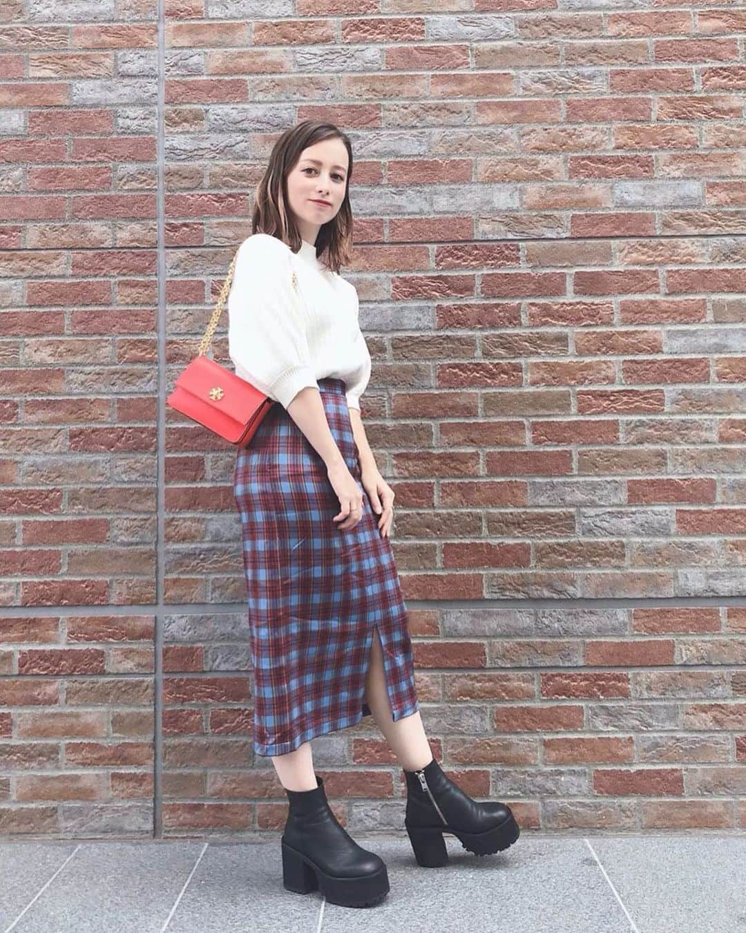 のインスタグラム：「こういう服の日もある☺️💭 ⠀ みんなどんな服すき？？ ⠀ ⠀ ⠀ #私服 #チェックスカート #厚底」