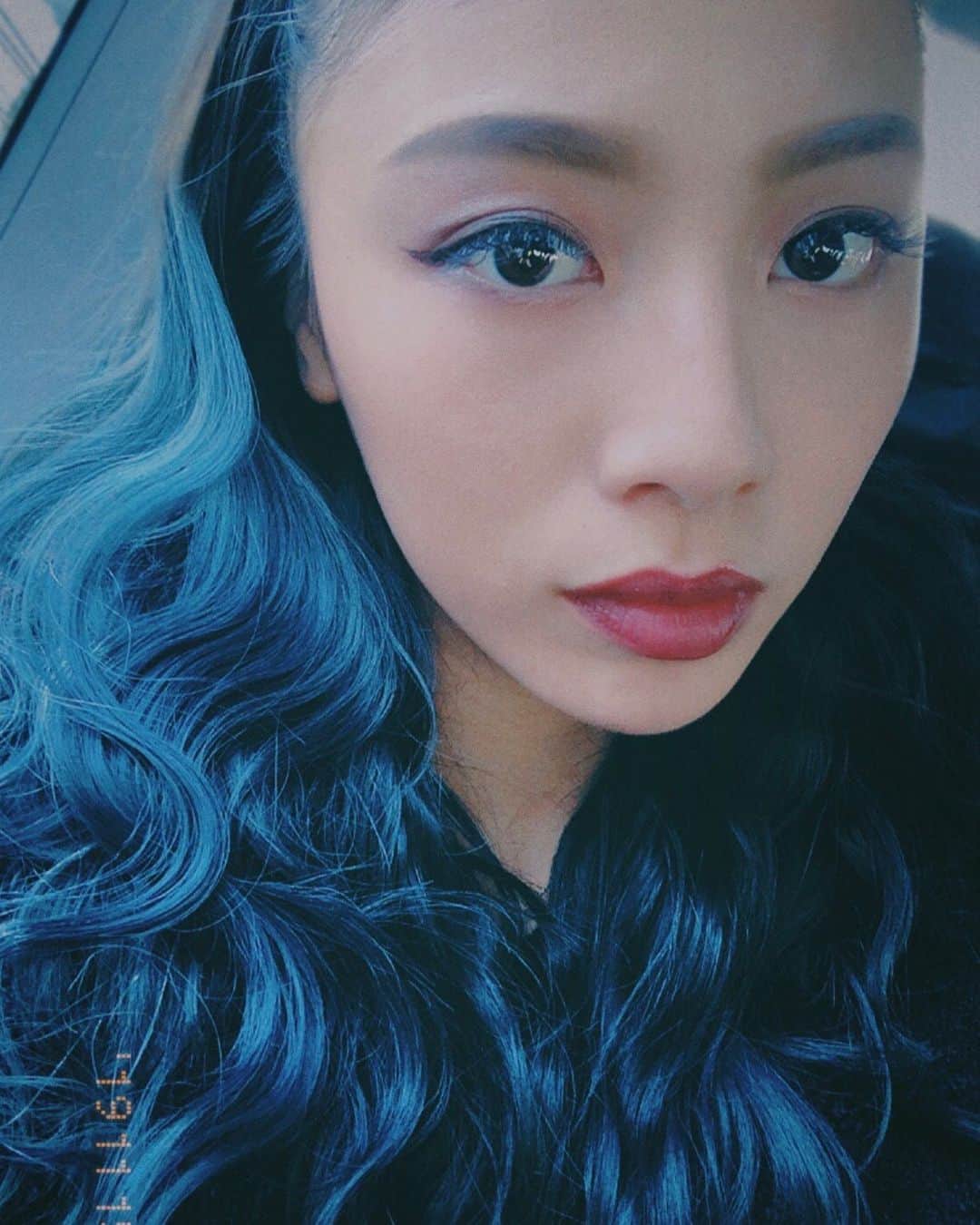 honoka のインスタグラム：「明日明後日は﻿ ツアー千葉公演と静岡公演💕﻿ たのしみやぁ⚡️﻿ ﻿ そして今回もネイビーにカラーリング﻿ してもらいました^_^﻿ いつもより青多く入れてもらったよ💙💙﻿ @yoshio0922 さんありがとうございます🙏﻿ ﻿ ﻿ #lollivetour2019lightning」