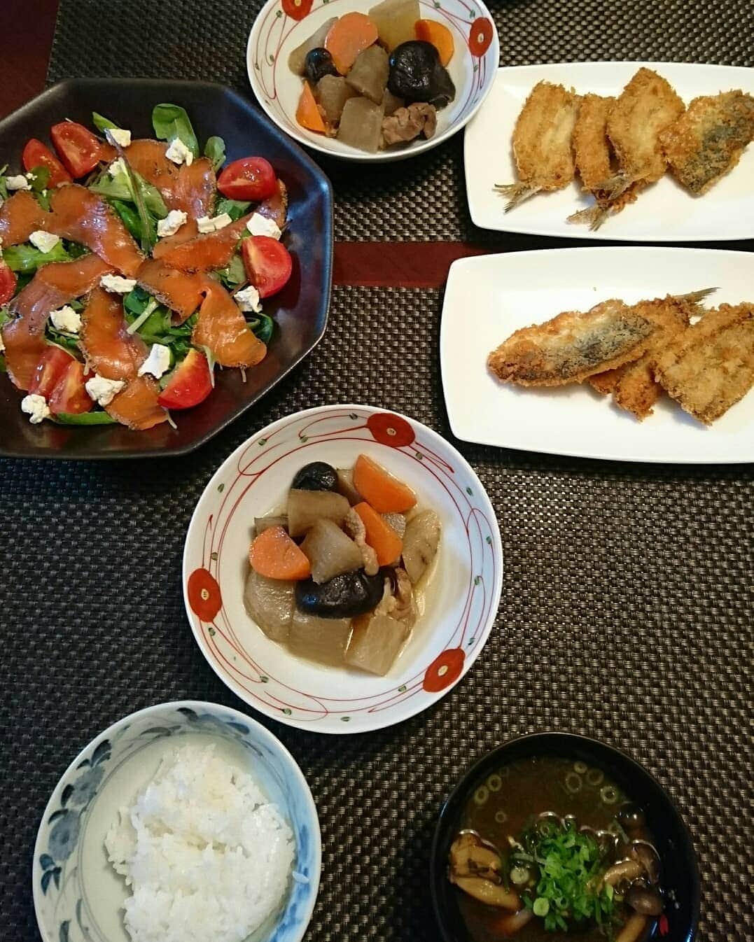 のインスタグラム：「久しぶりに夕ごはんの写真です。  前日の筑前煮の残りと  アジとイワシのフライ  スモークサーモンとクリームチーズと ベビーリーフ、プチトマトのサラダ  でした。  #夕ごはん#おうちごはん#料理#cooking#dinner」